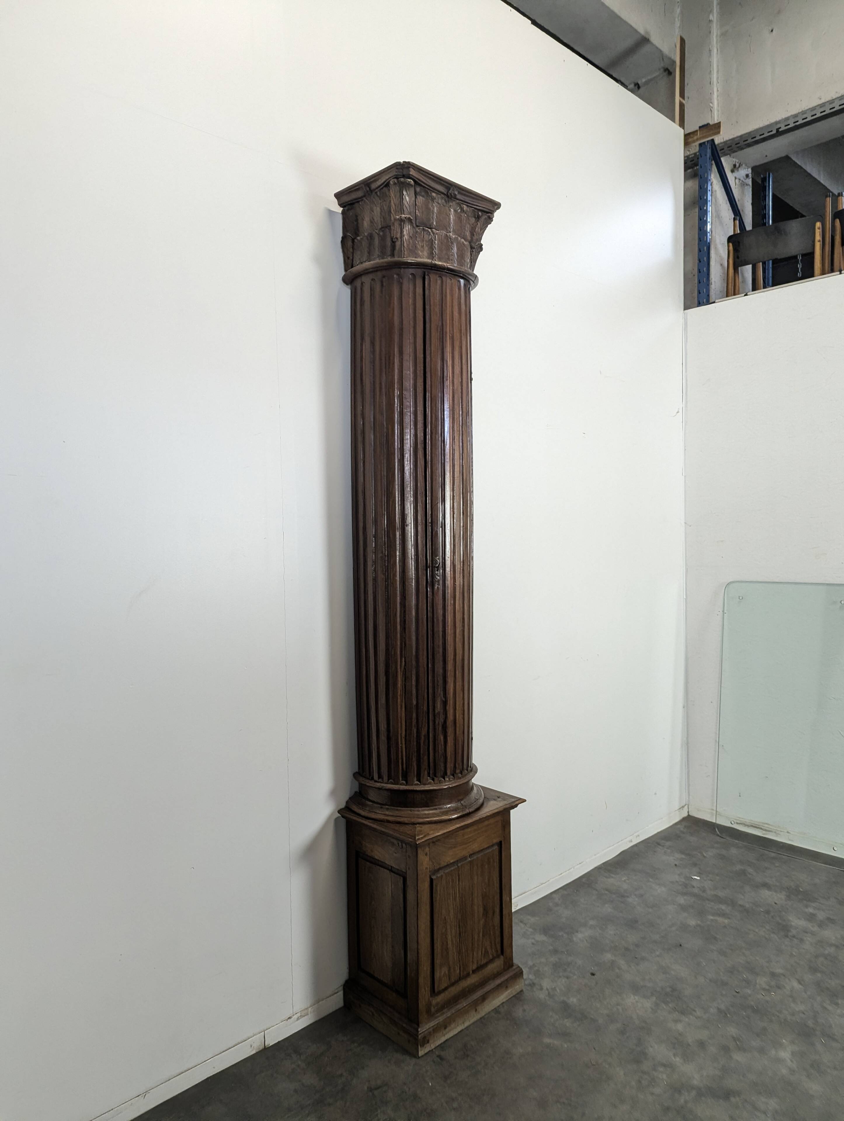 Large Corinthian Column in oak from the 18th century