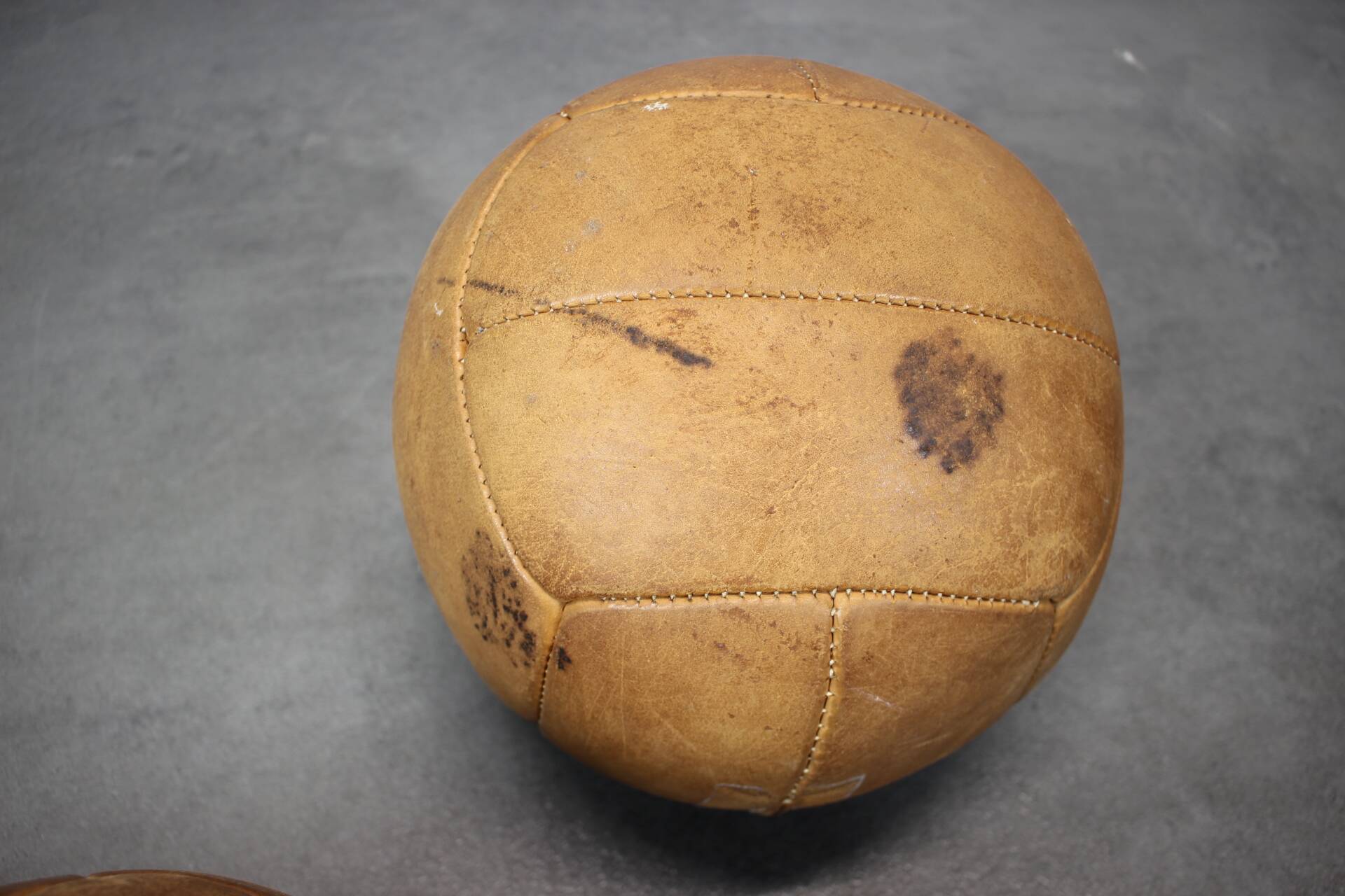 Ballon médicinal vintage en cuir marron, Tchécoslovaquie années 1930