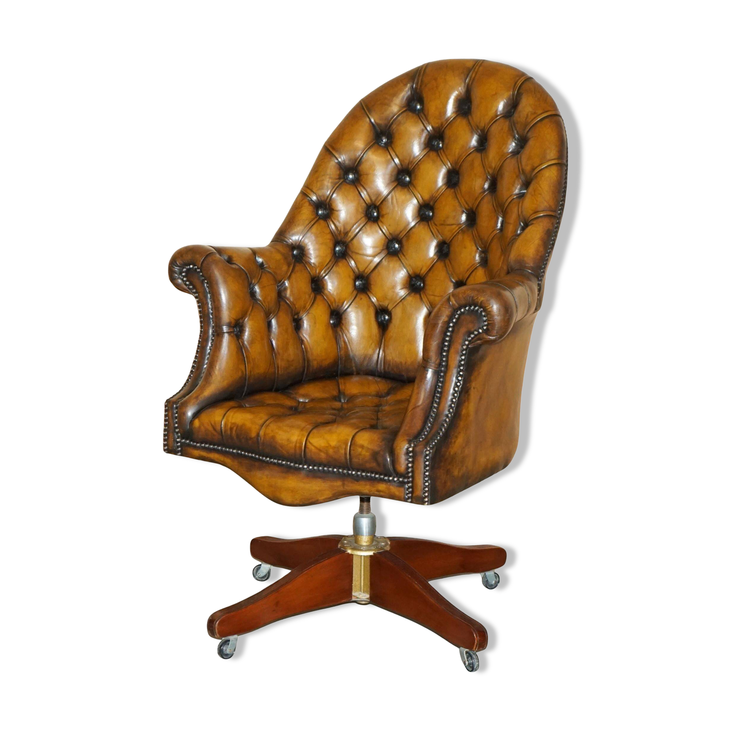 Fauteuil Chesterfield directeur ou capitaine Art Déco en cuir restauré