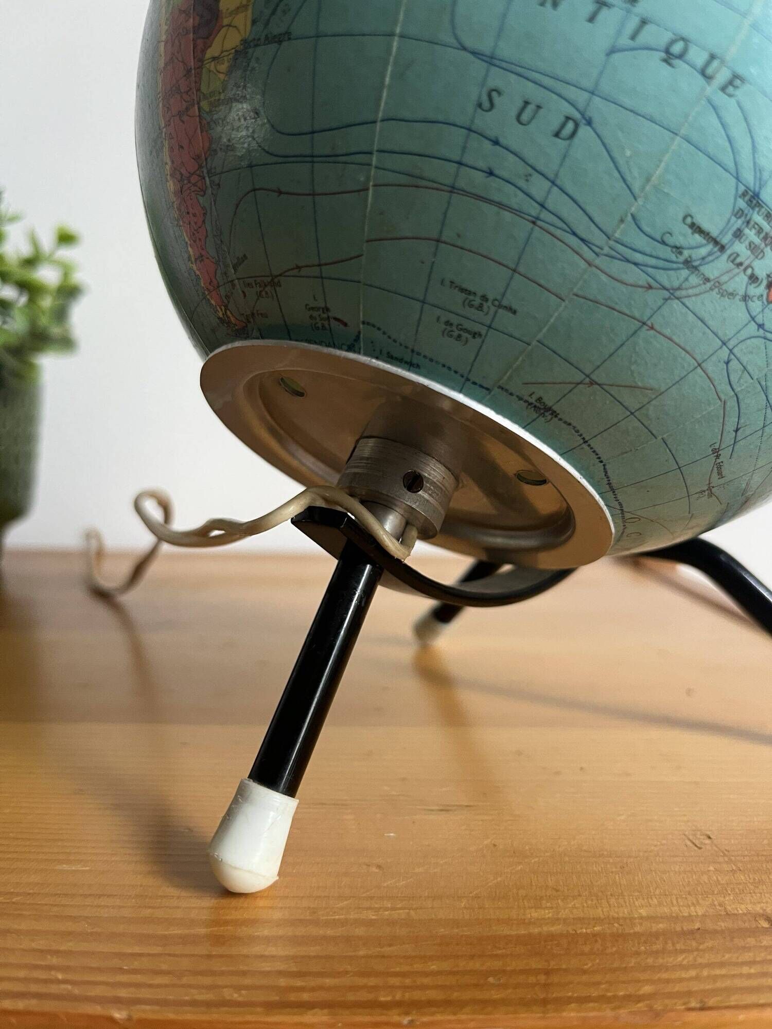 Small illuminated globe made of glass and paper from Cartes Taride 1963