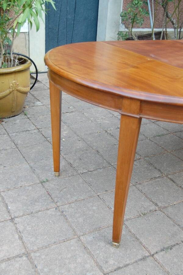 Napoleon III table in fine walnut from the late 19th century.