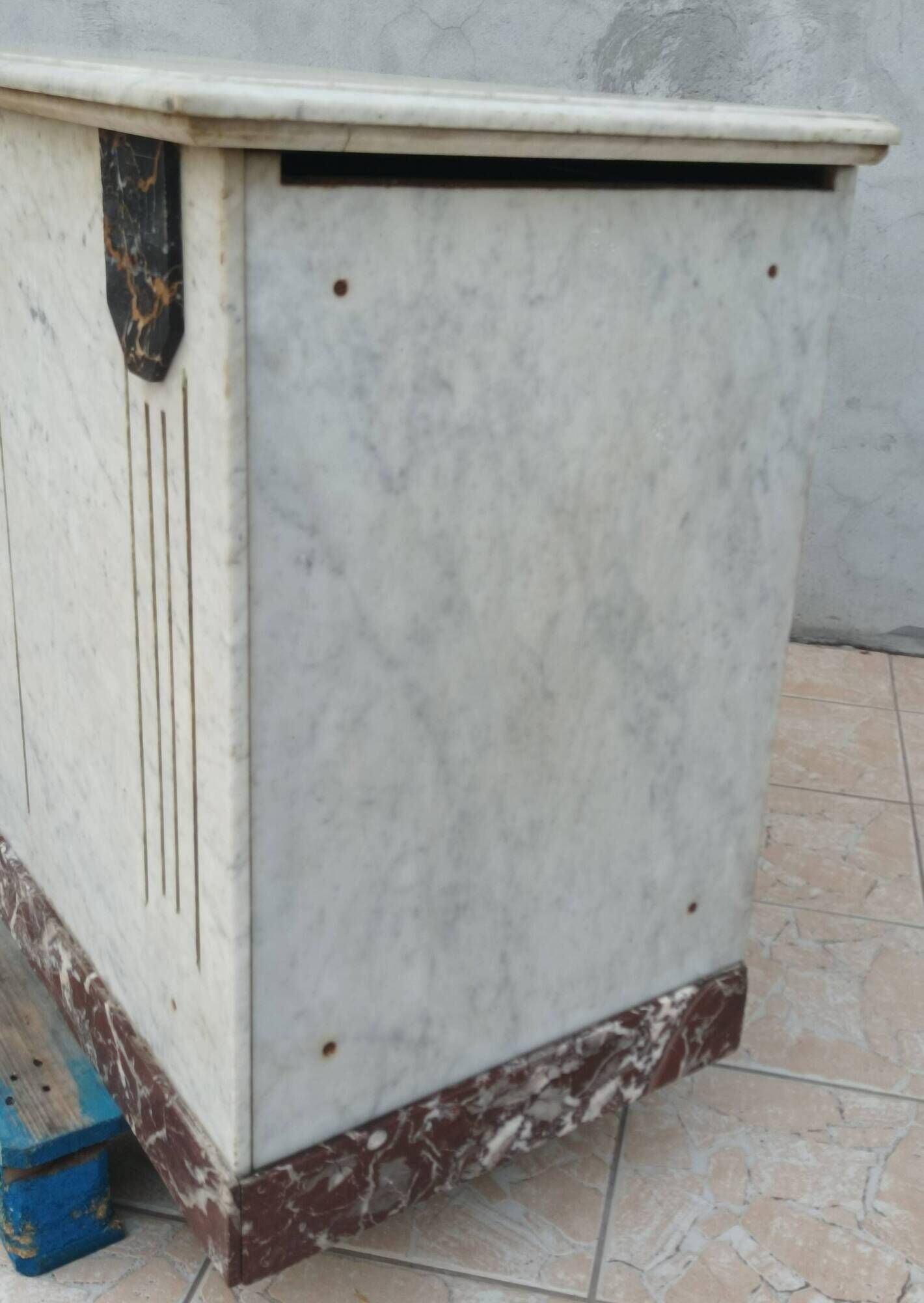 Central island shop counter in marble and oak, Art Deco period.