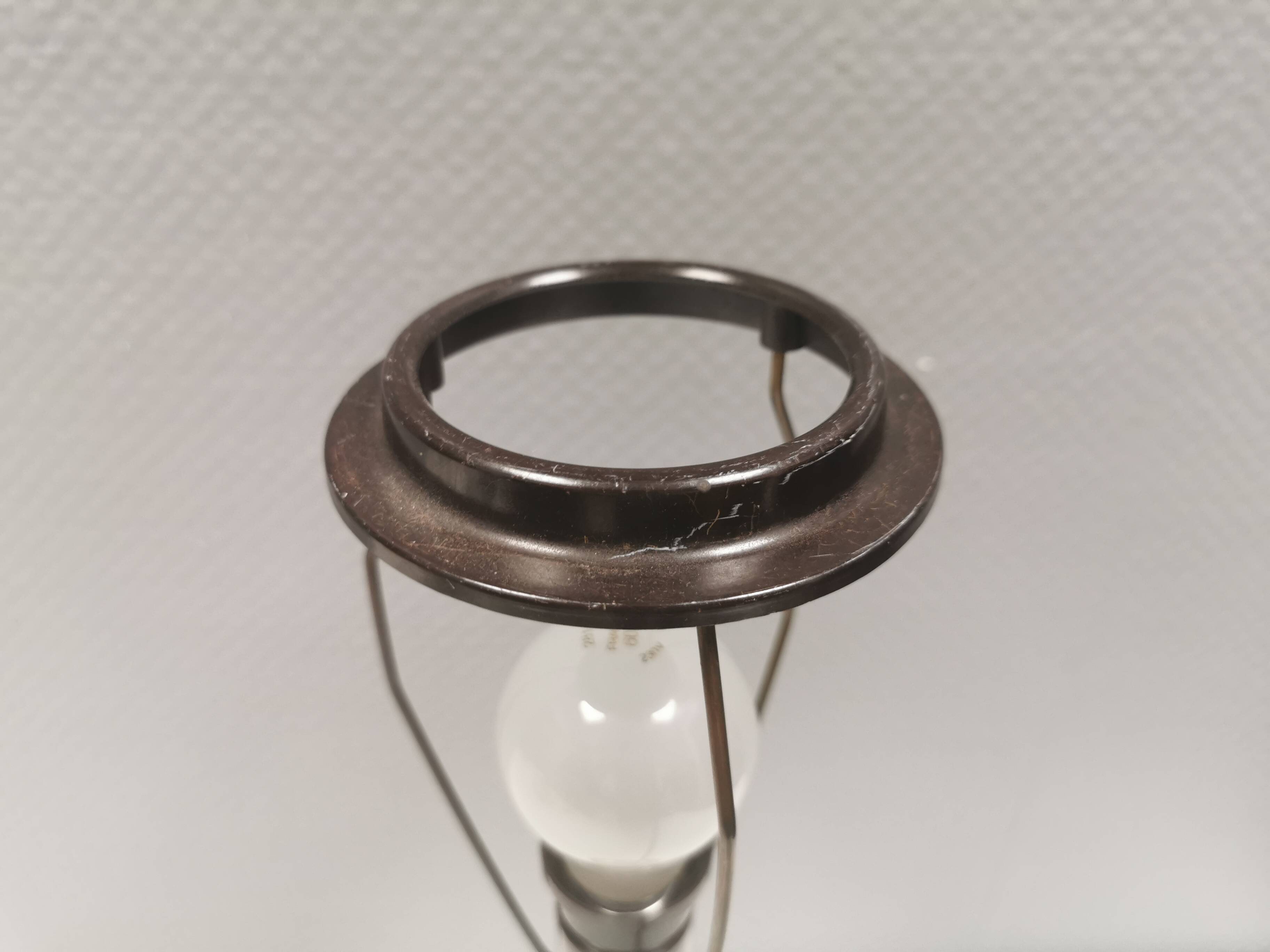 Ancienne lampe de table en laiton massif avec douille et support d'abat-jour en bakélite.