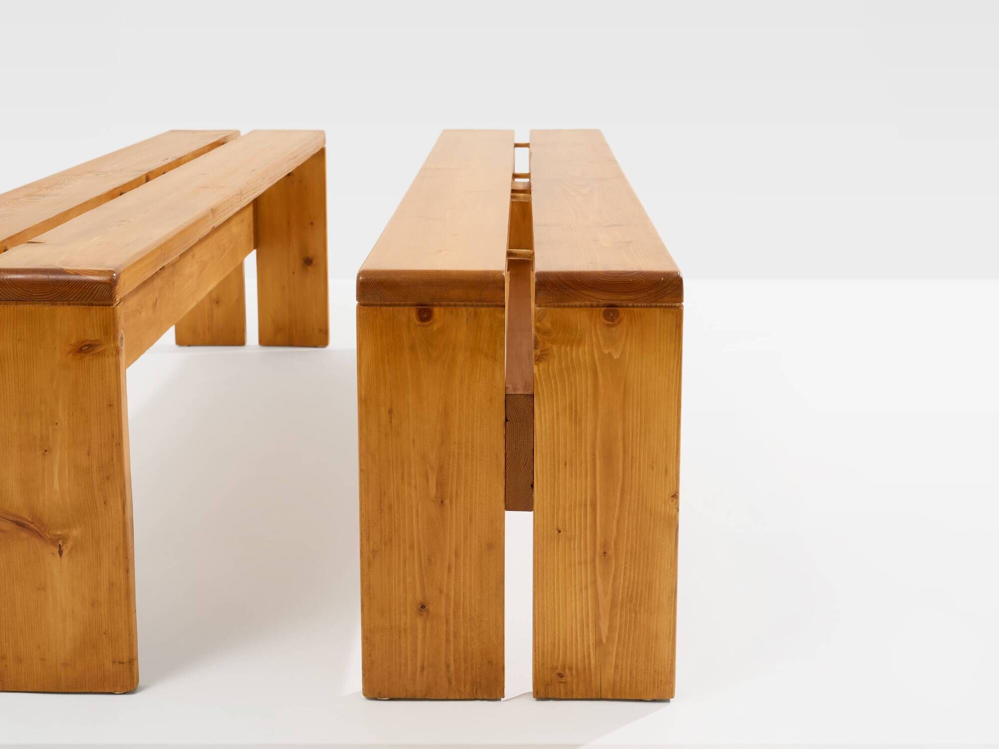 Paire de bancs Charlotte Perriand en pin Les Arcs 1970