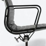 Chaise de bureau noire Herman Miller Original Eames EA318 avec base à roulettes