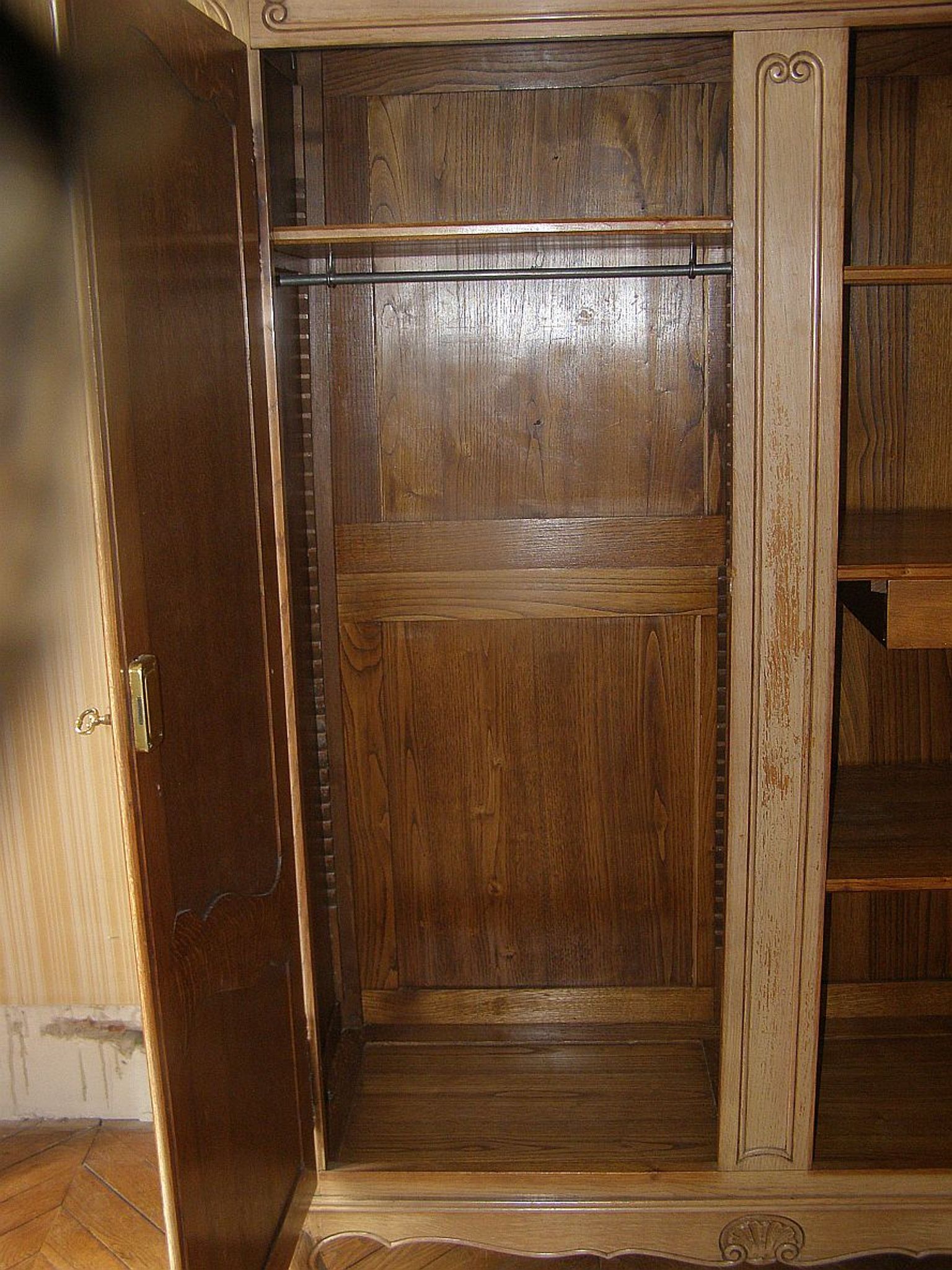 Solid oak cabinet from the 60s 2 doors with locks and keys