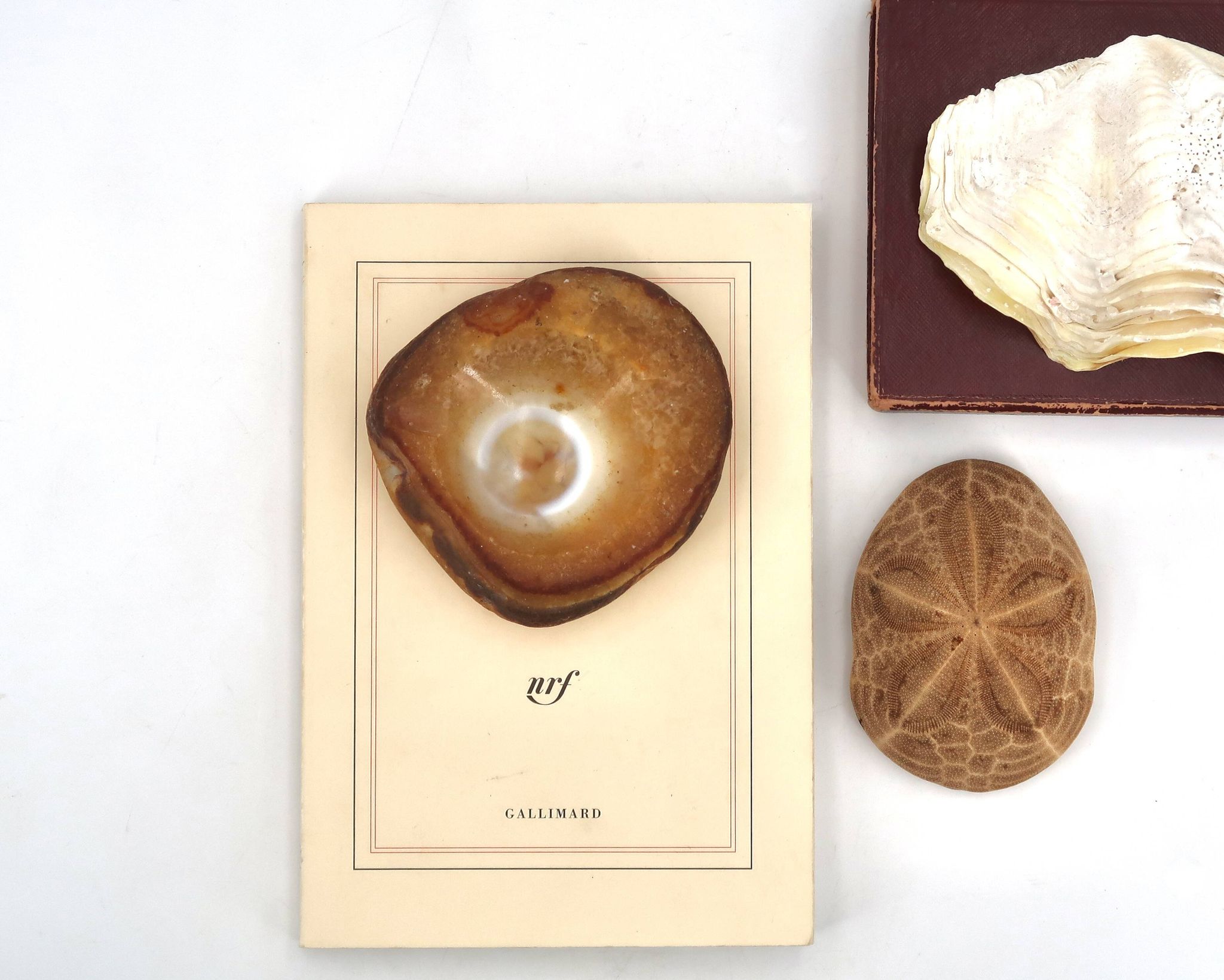 Brown-orange ashtray and pocket tray in natural agate, vintage 1970s.