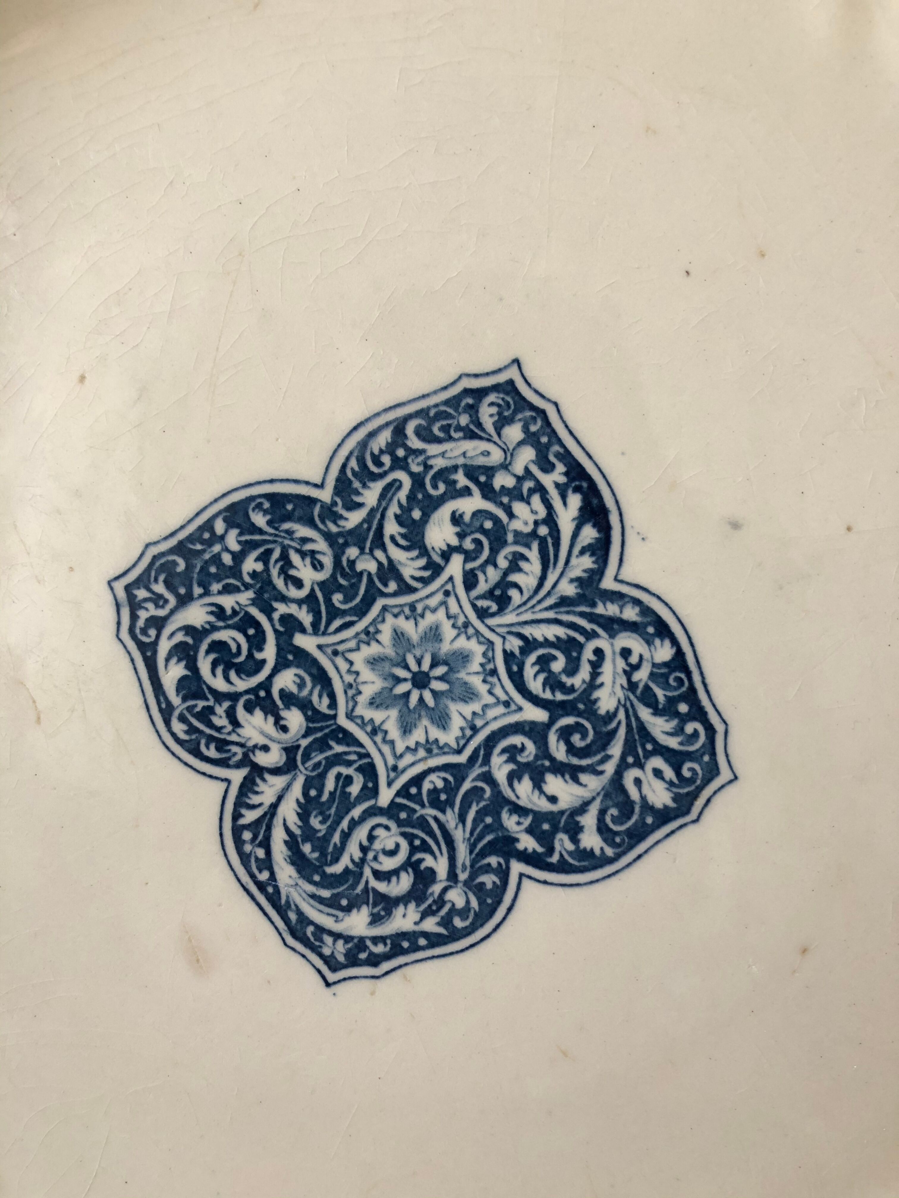 Plat en porcelaine de Gien