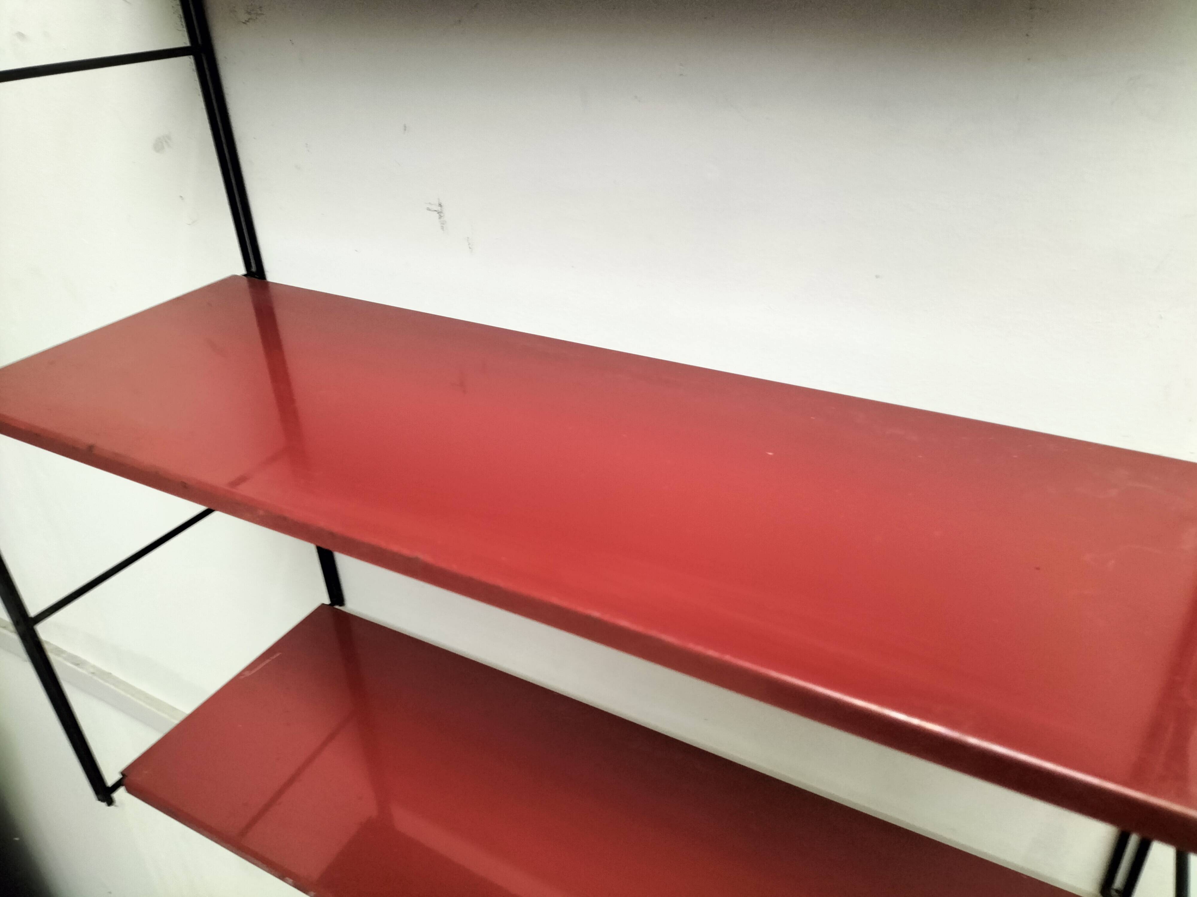 Metal string shelf
