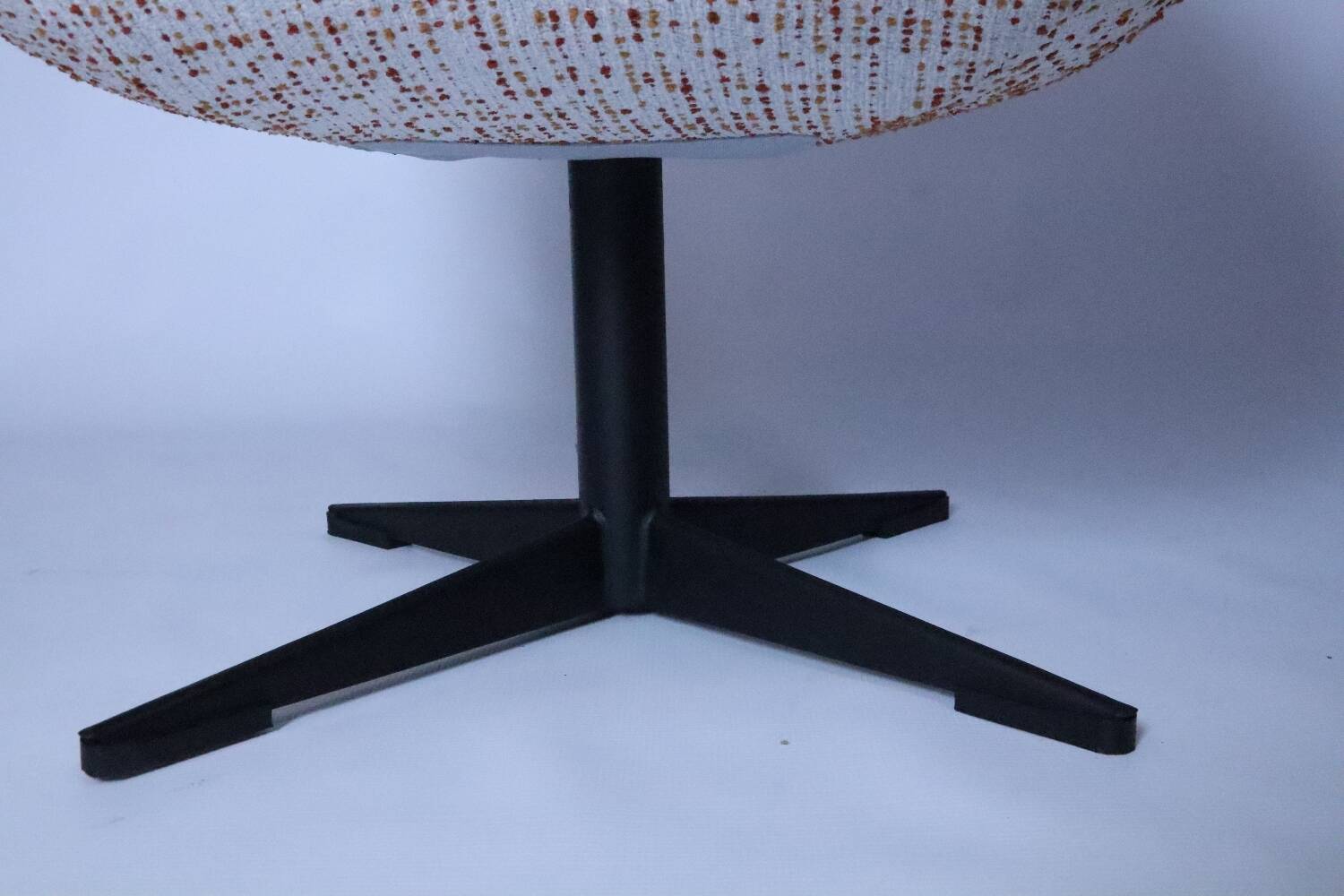 Fauteuil pivotant, tissu bouclé rouge et orange, années 1970
