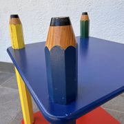 Table d'appoint années 80 crayons, attribuée à Pierre Sala