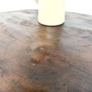 Table basse brutaliste en teck massif, slab monolithique, piètement tripode