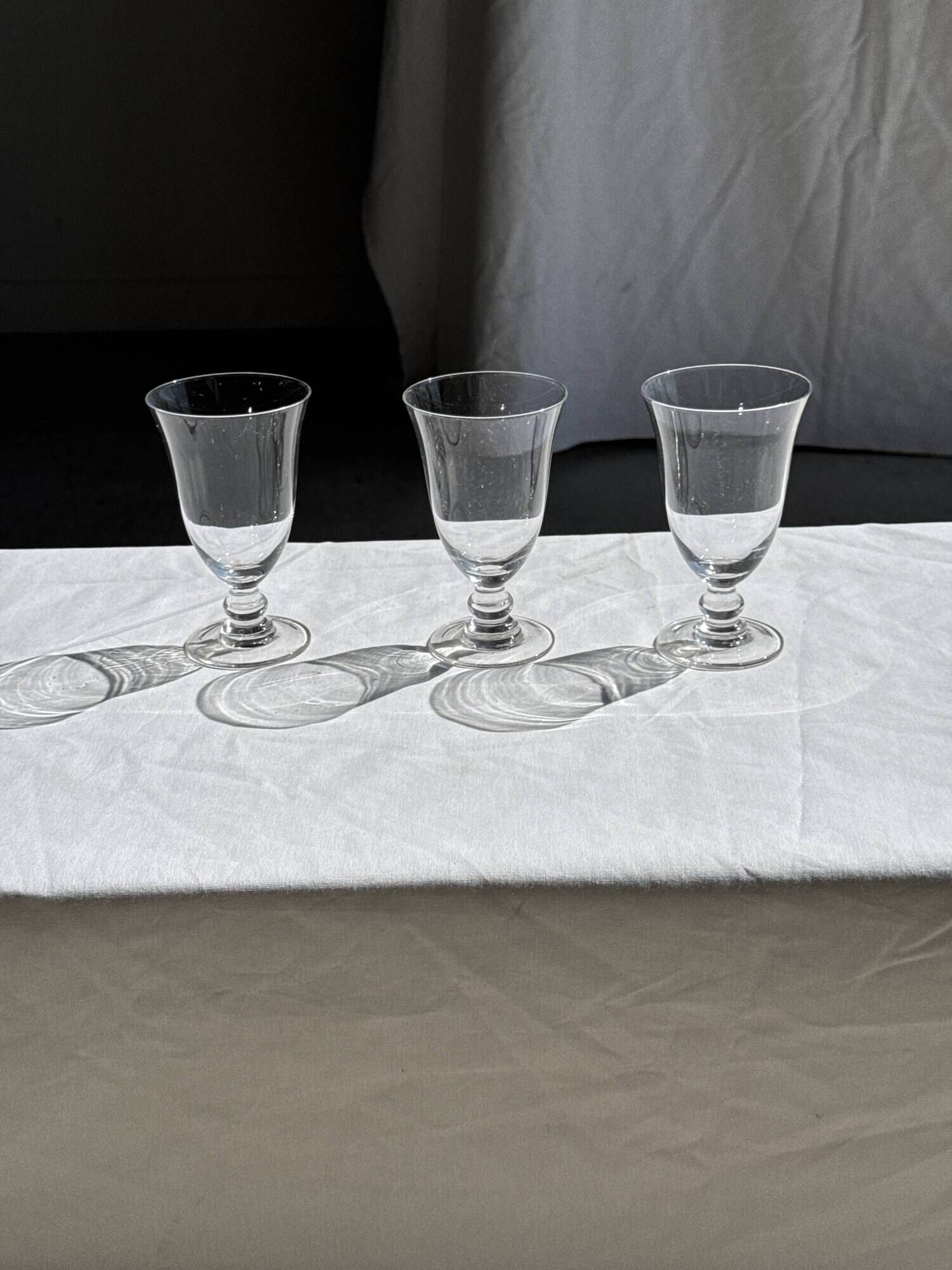 Set of 3 vintage stemmed glasses in clear glass H14 D10
