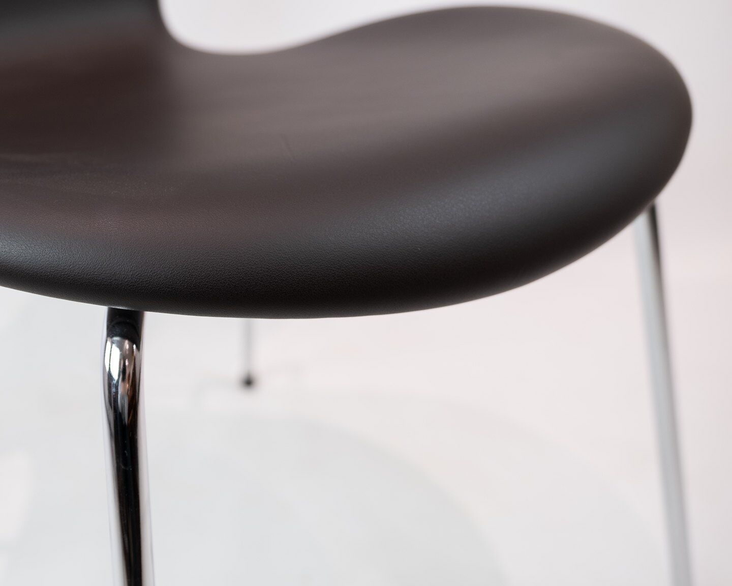 Seven chair, model 3107, designed by arne jacobsen and manufactured by fritz hansen.