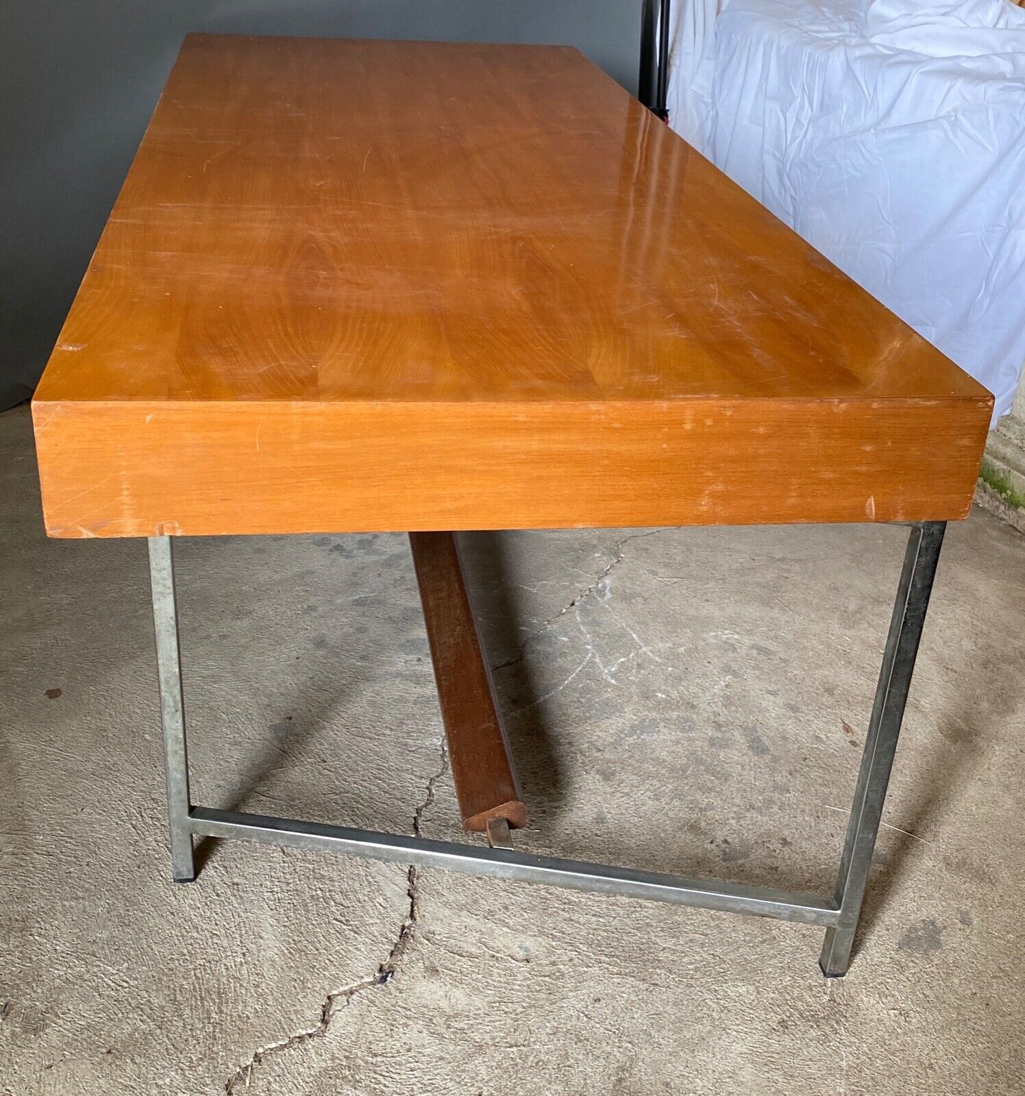 Bureau quatre tiroirs 1960 sur pieds tubulaires chromes