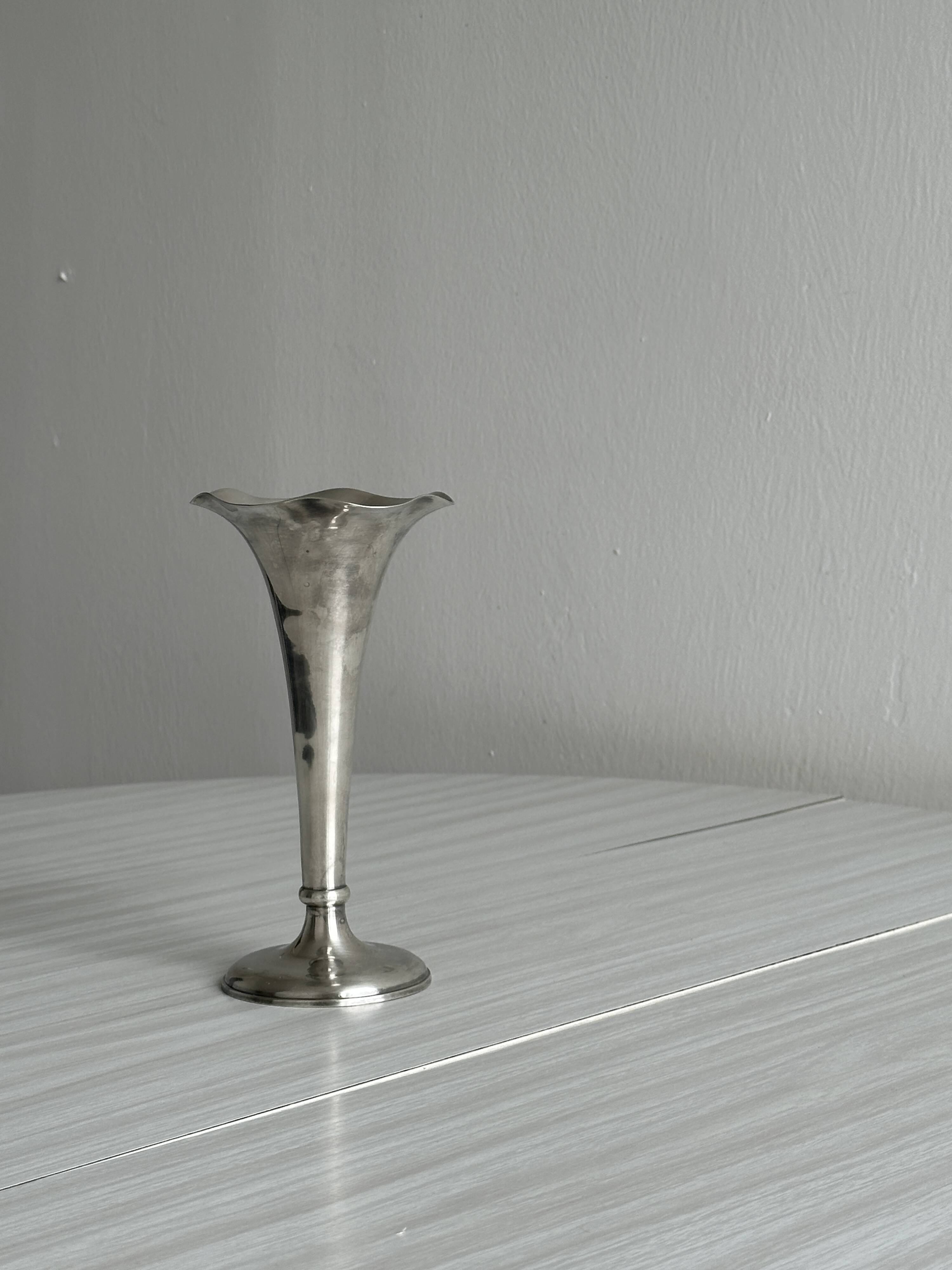 vase soliflore en métal argenté patiné
