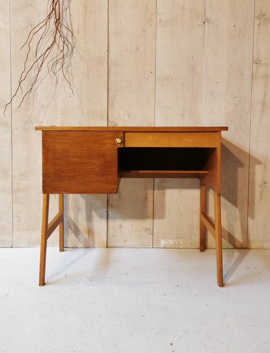 Spindle leg desk