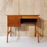 Spindle leg desk