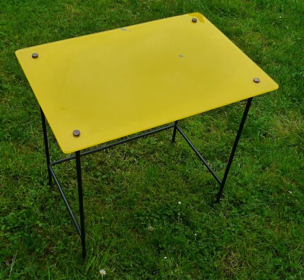 Table d'appoint en verre jaune vintage 50s 1952