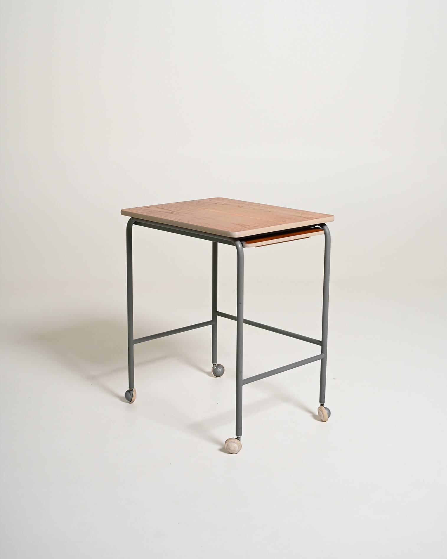 Table d'appoint scandinave vintage avec étagère escamotable
