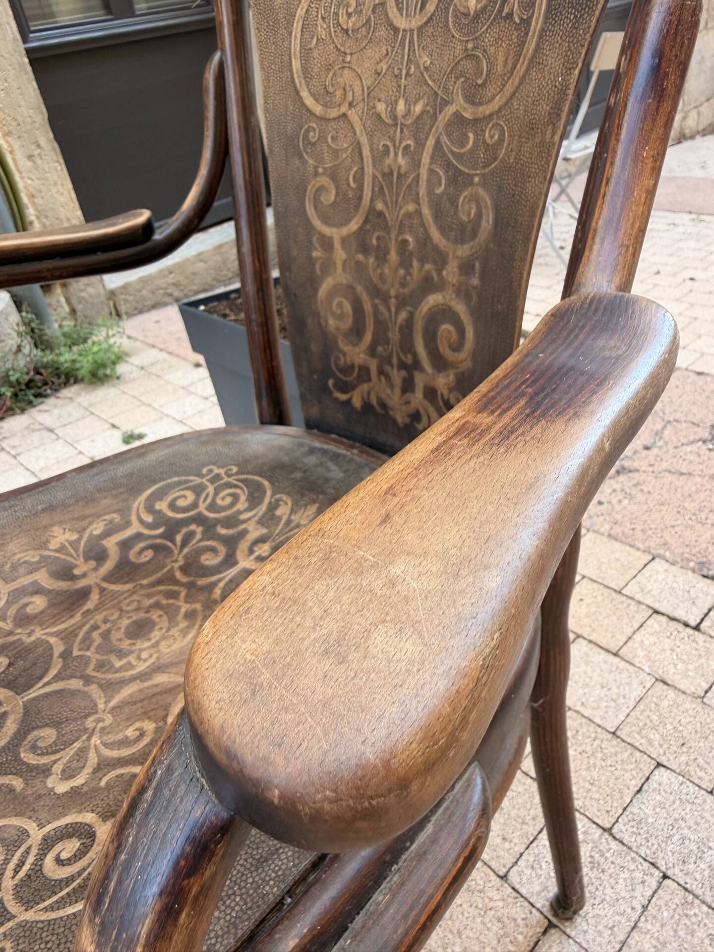 Fauteuil Thonet ancien, assise et dossier en bois pressé Art Nouveau