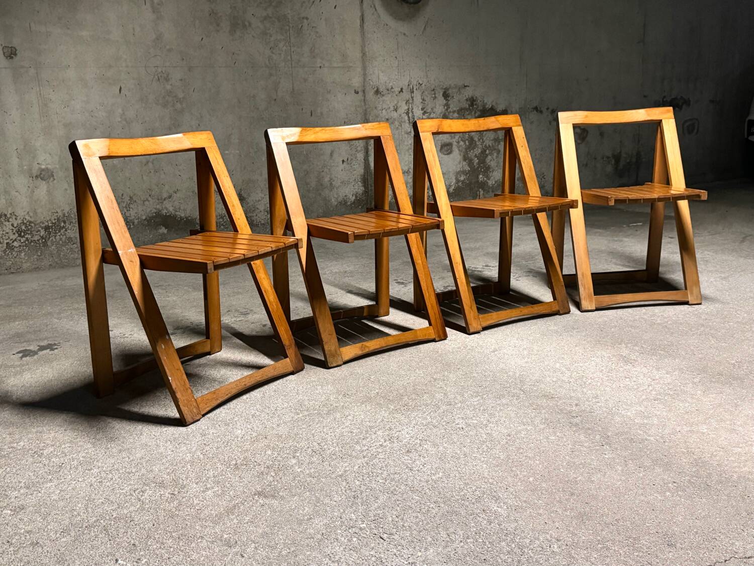 04 folding chairs 1970s