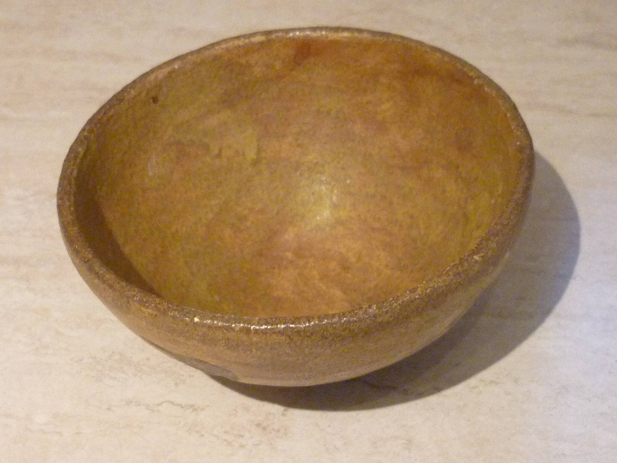 Chamotte clay bowl with bird decoration