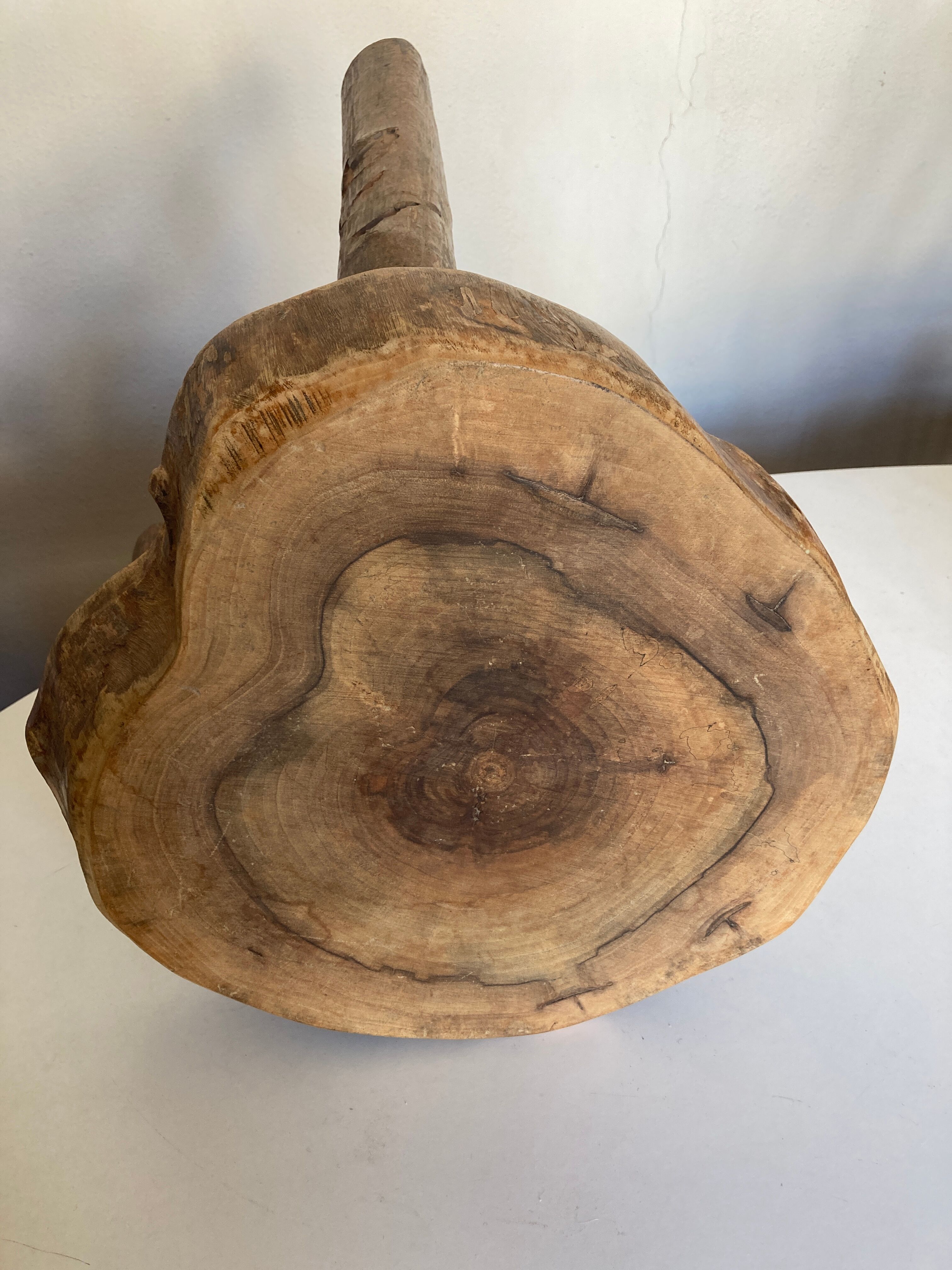 Tabouret de campagne en bois brut d'orme massif