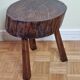 Table d'appoint brutaliste en bois massif tripode