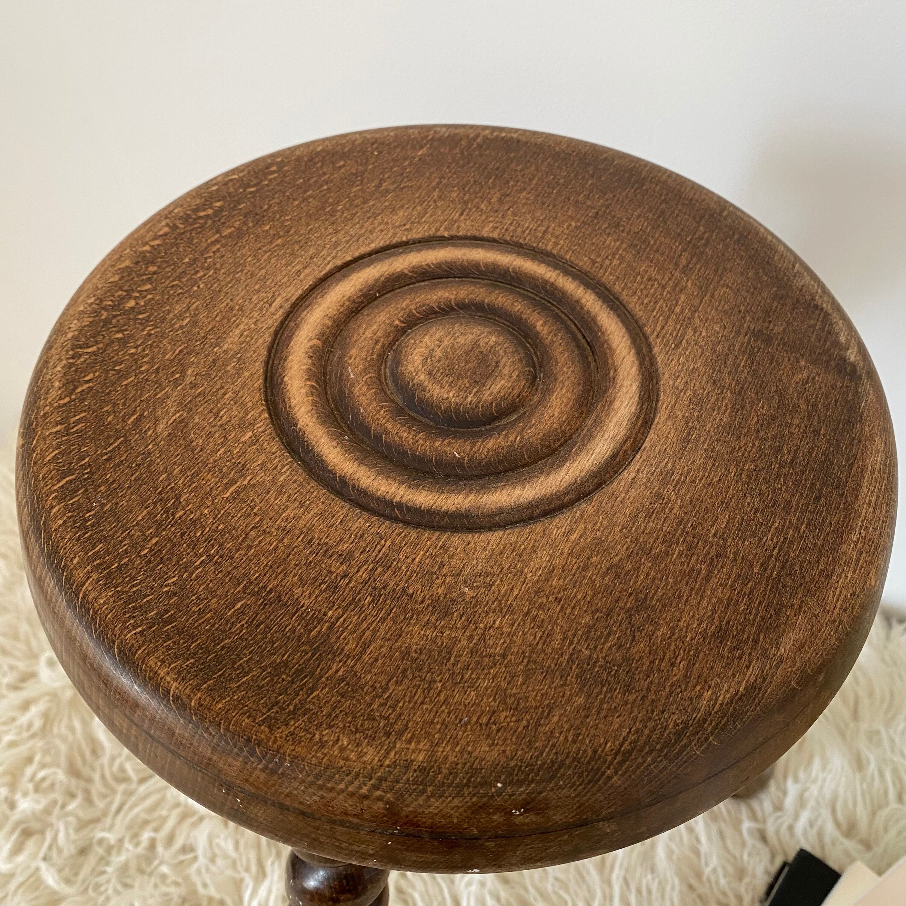 Tripod stool turned feet