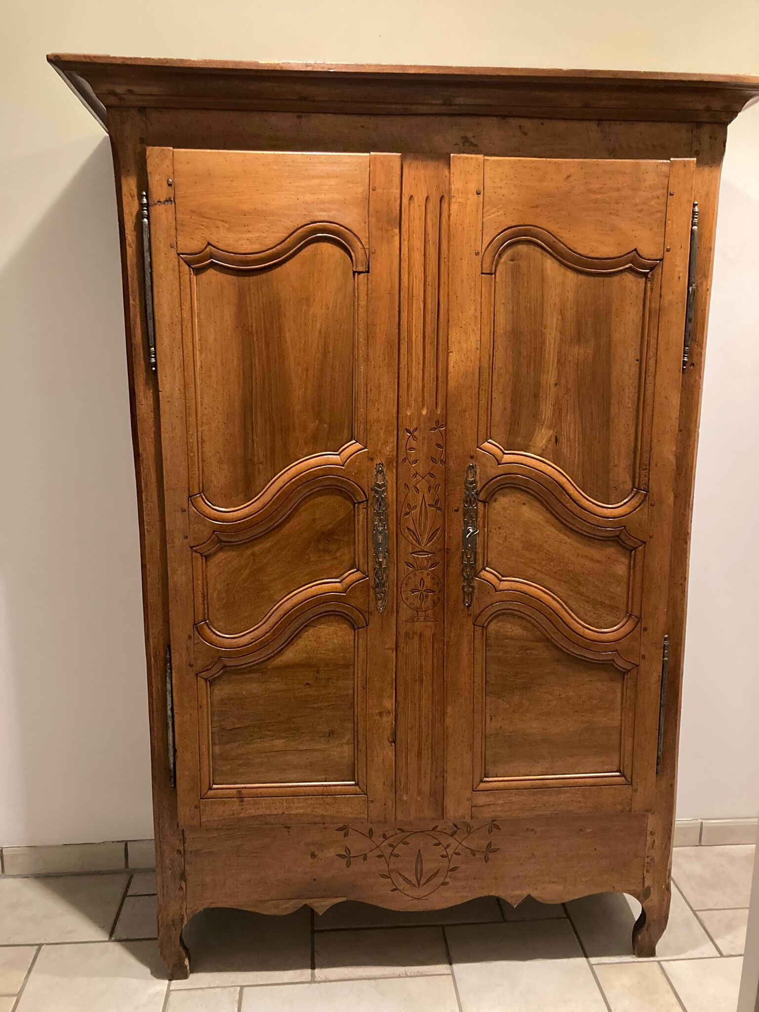 Armoire de valet en noyer
