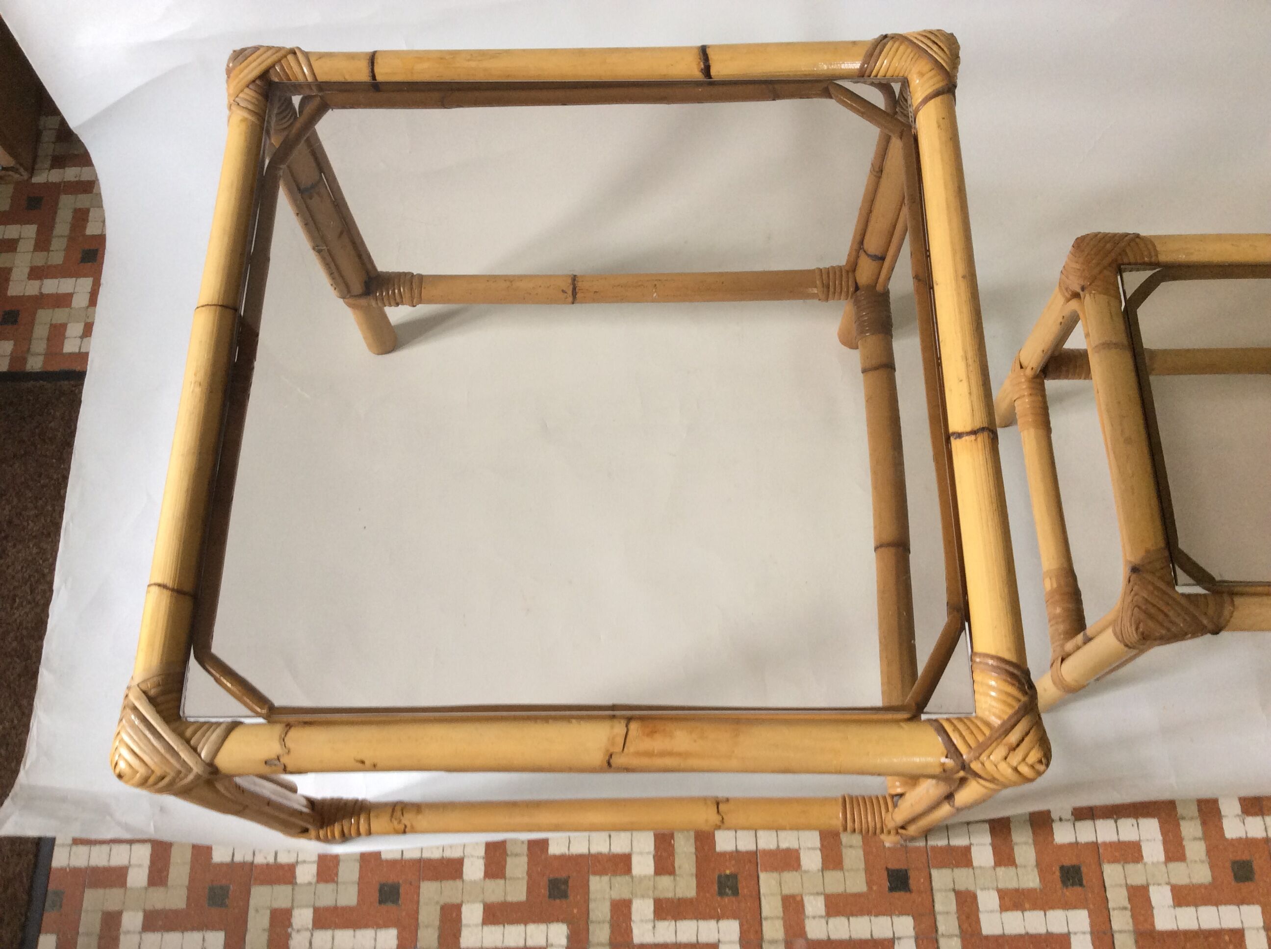 Trio de tables basses en rotin vintage