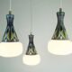 Lampe suspendue danoise moderne d'une beauté exceptionnelle en teck, verre opalin, céramique, lampe suspendue à 3 lumières