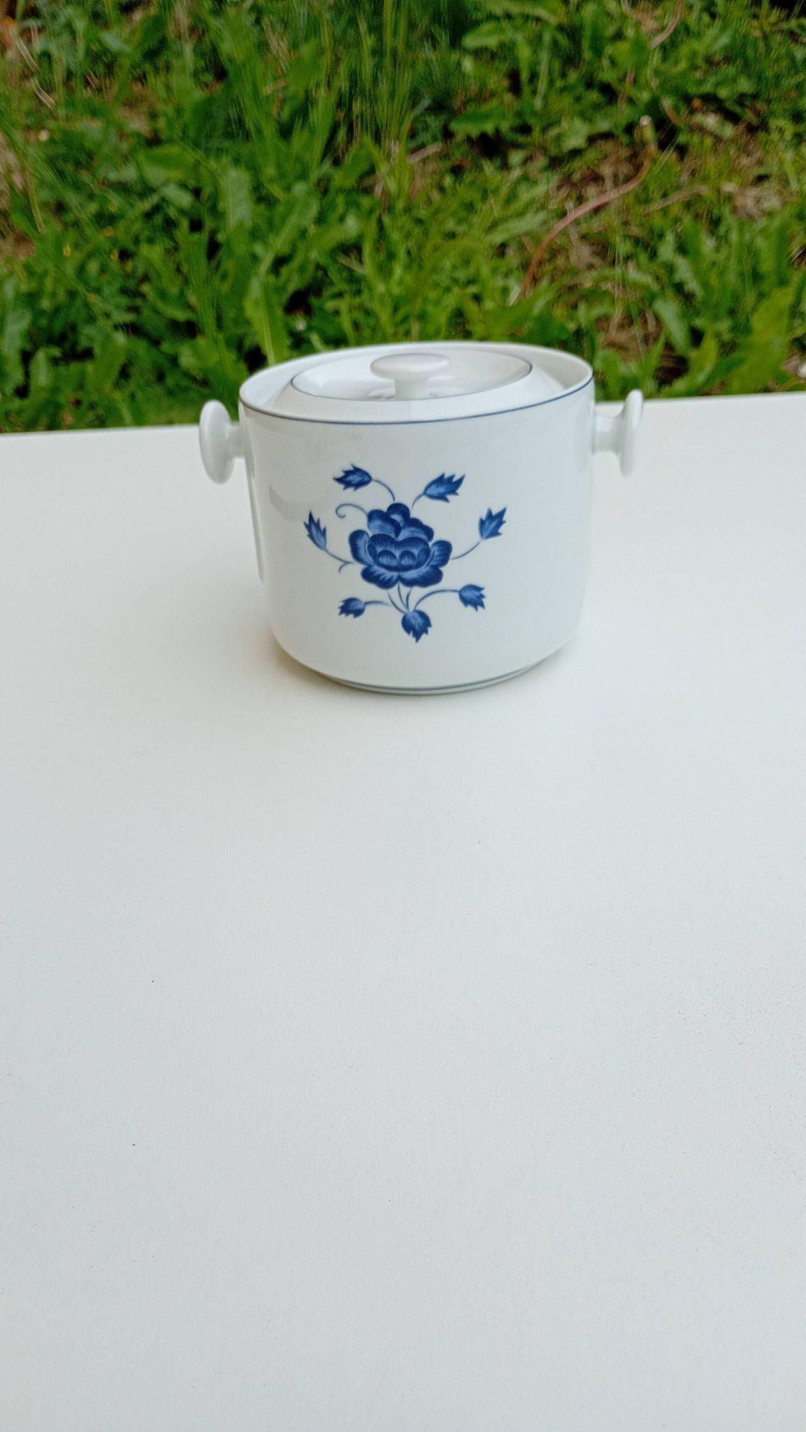 Sugar bowl in porcelain by Marc Held for Coquet Limoges.