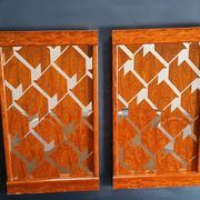Deux plateaux en bois et verre