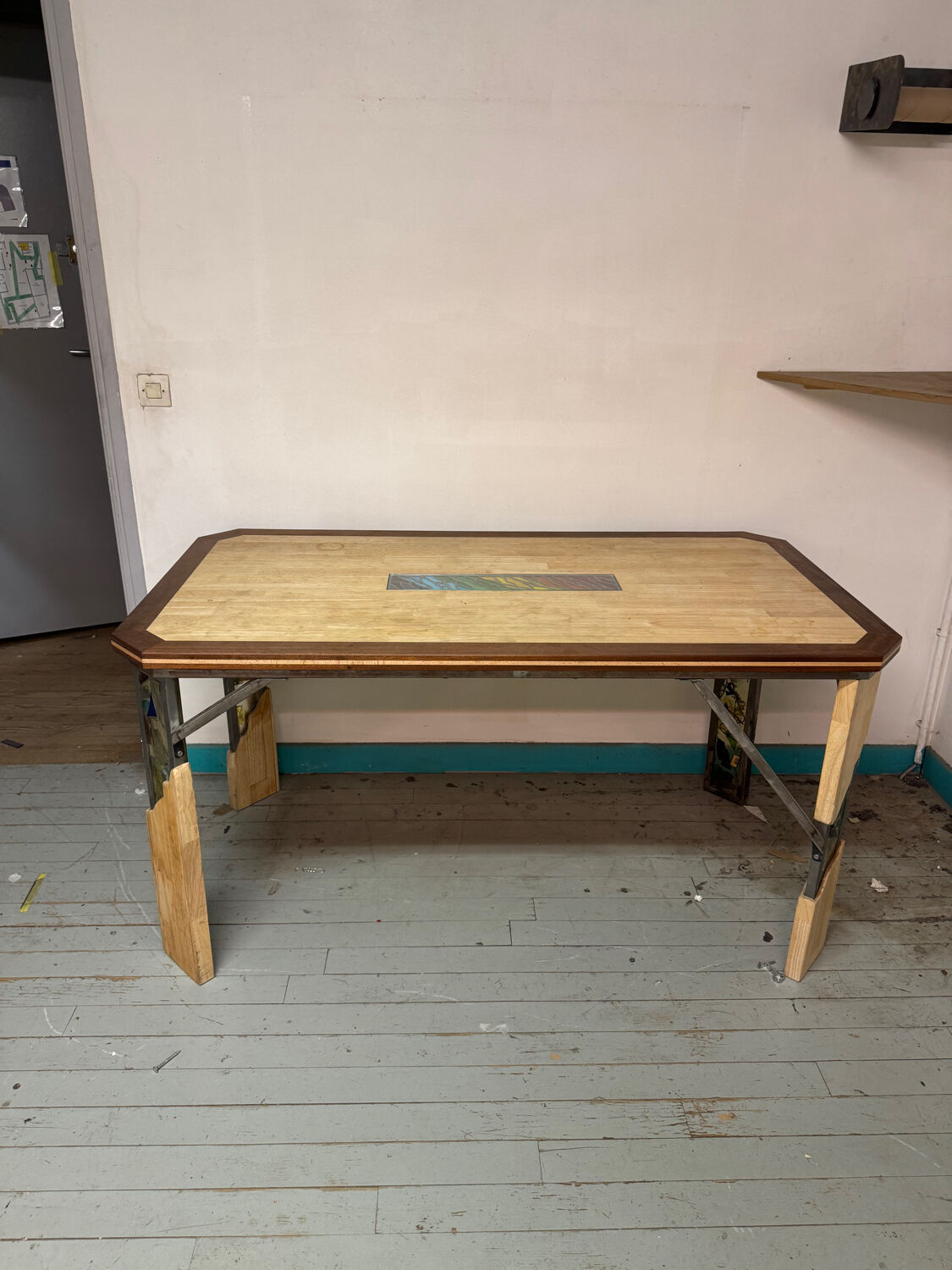 Bureau, table en bois, fer forgé et vitraux