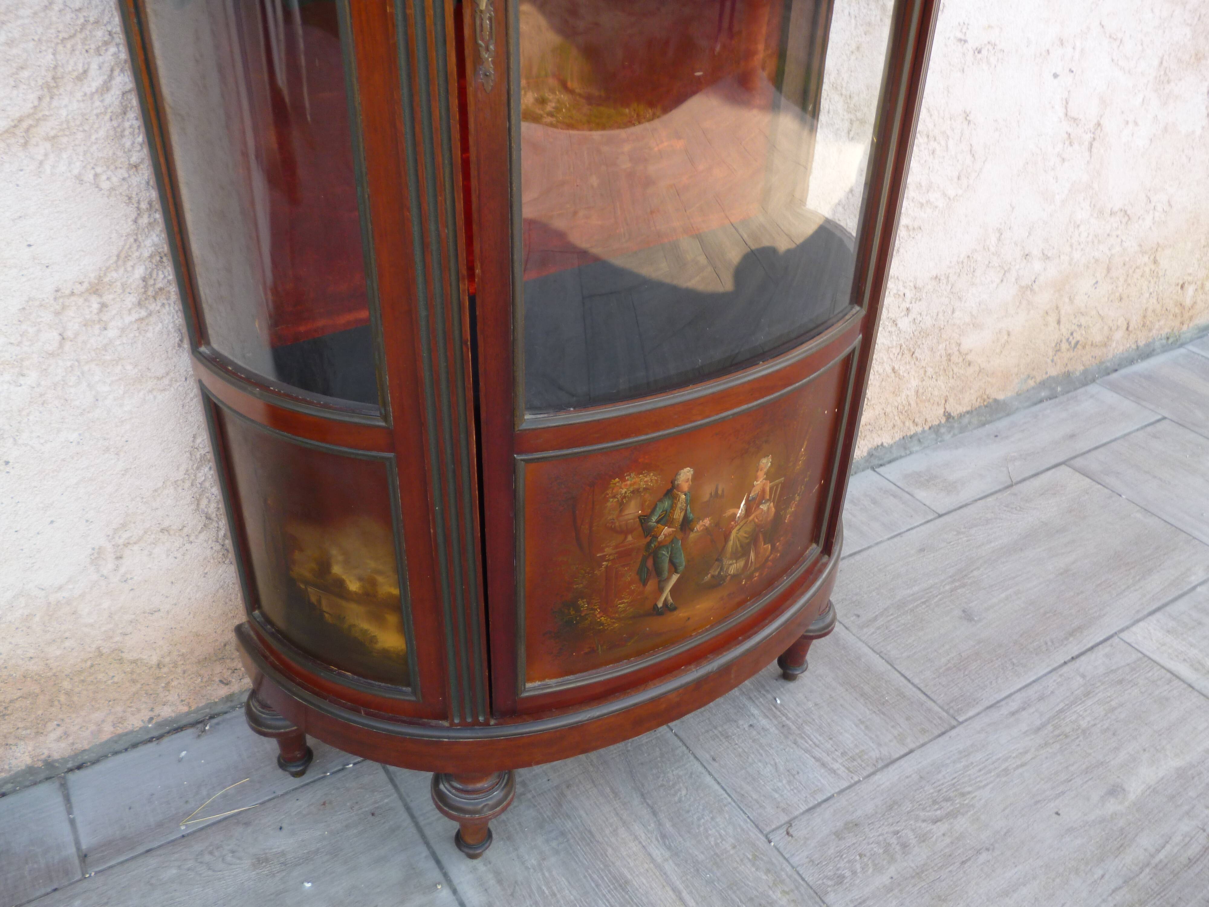 Showcase curved style louis xv