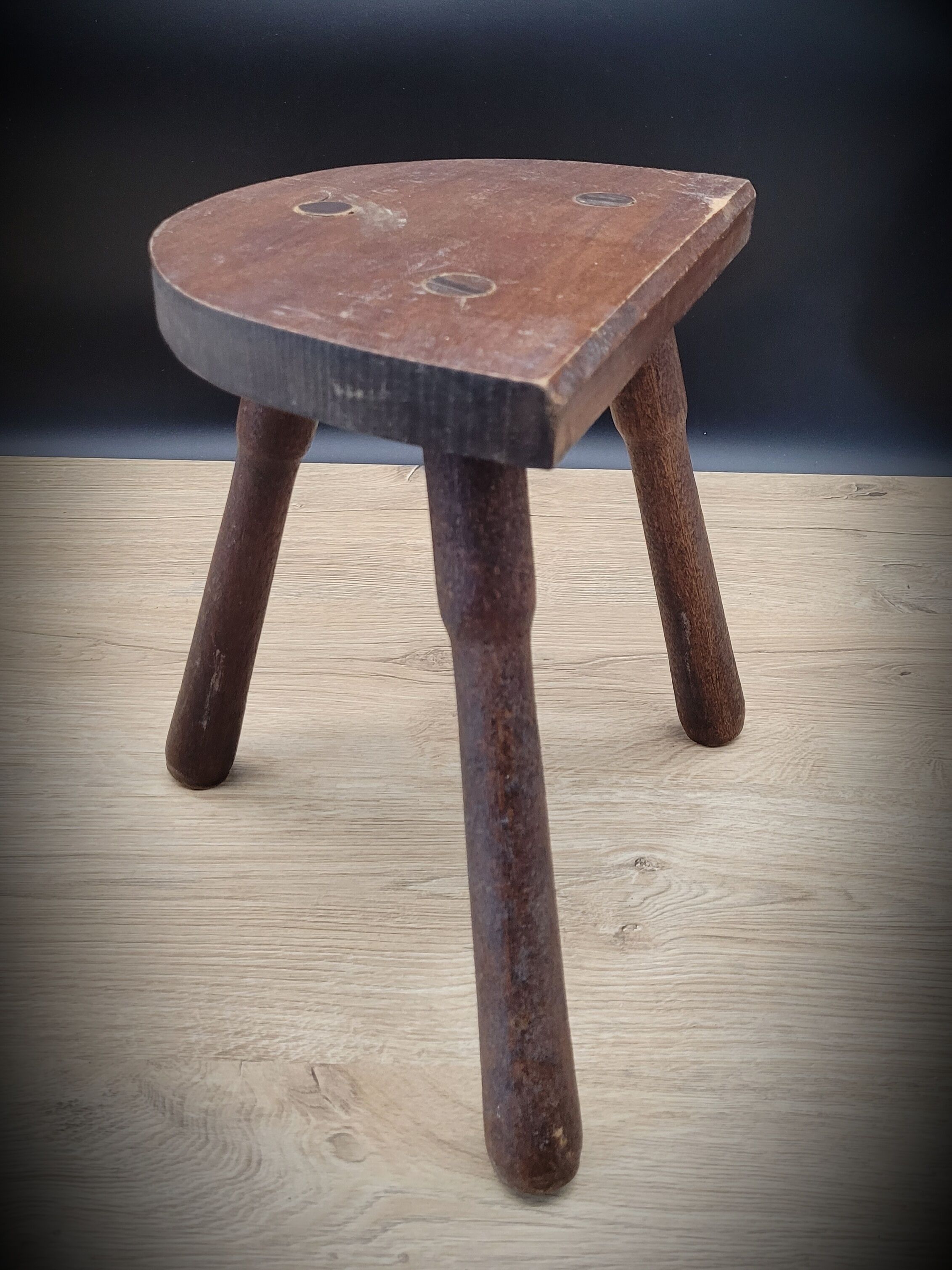 Half-round cowherd tripod stool
