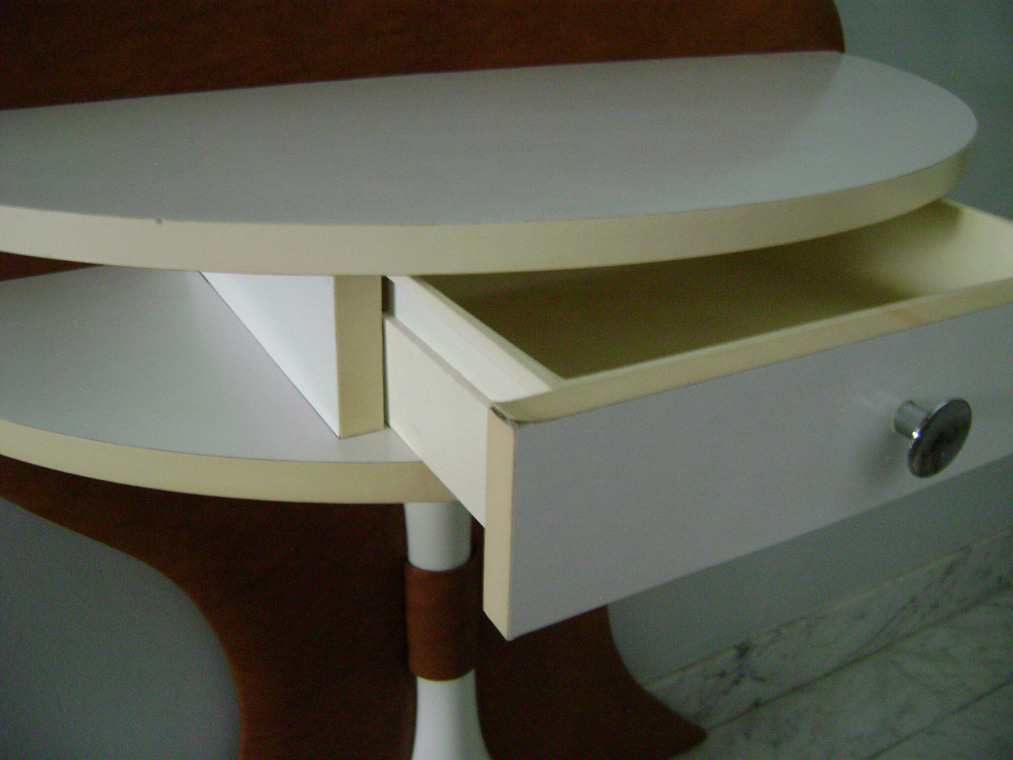 White lasked wood console and 1980s skai background