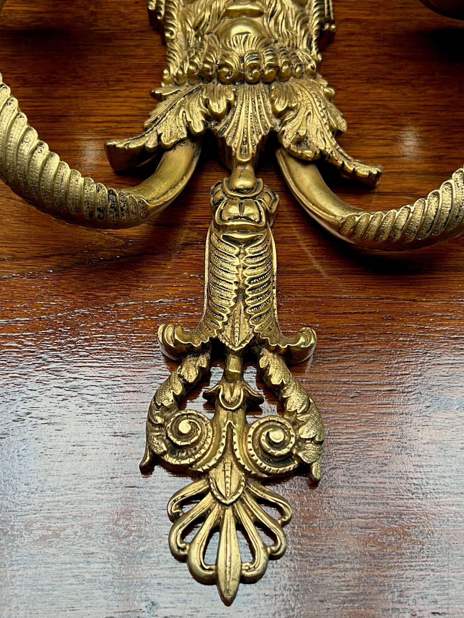 Paire d'appliques en bronze massif doré.