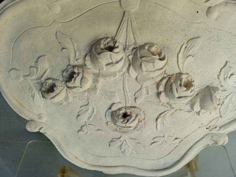 Louis XVI pediment with plaster low relief roses