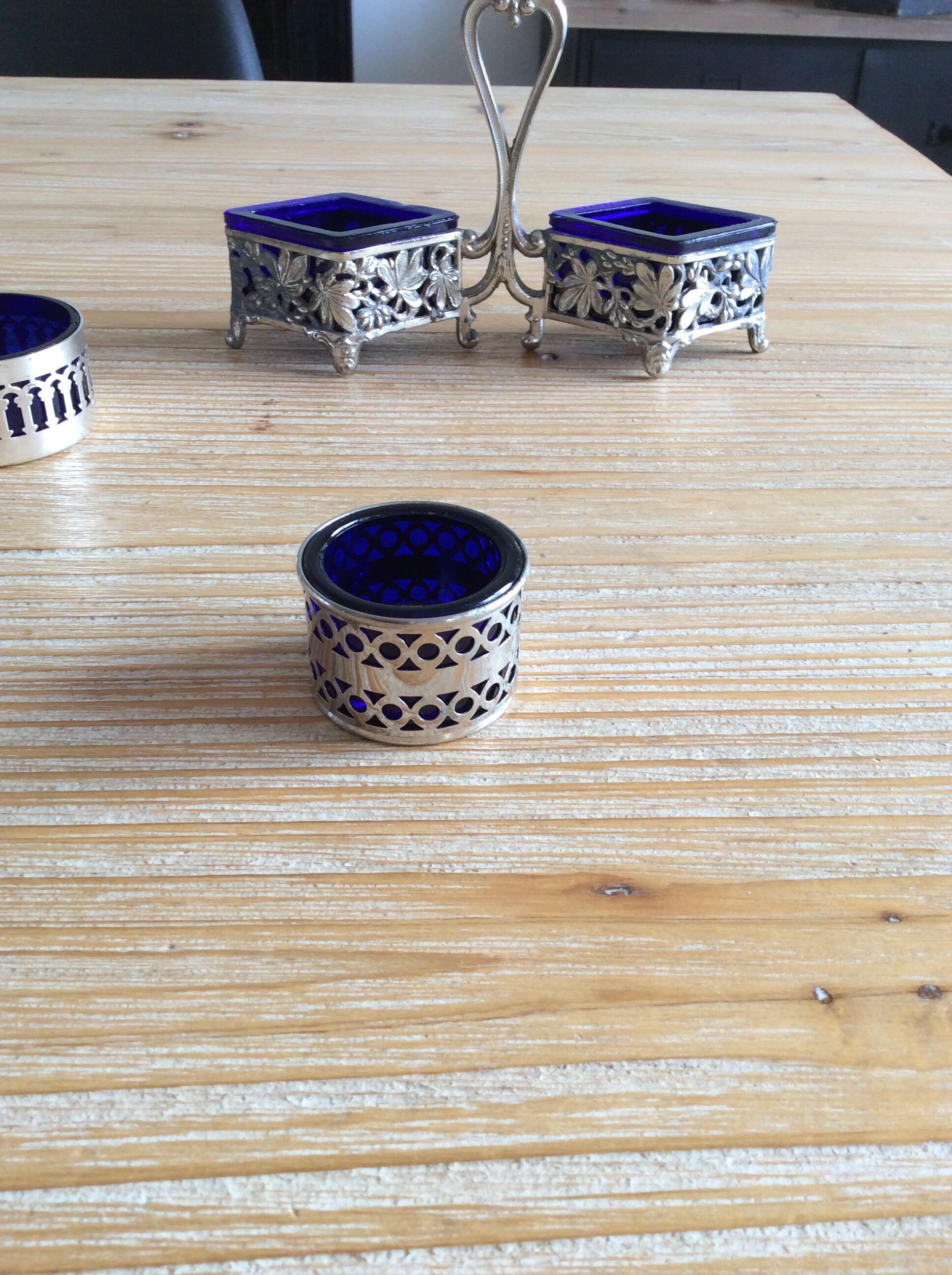 Salt shaker /pepper shaker and accessories in silver metal and blue glass compartment