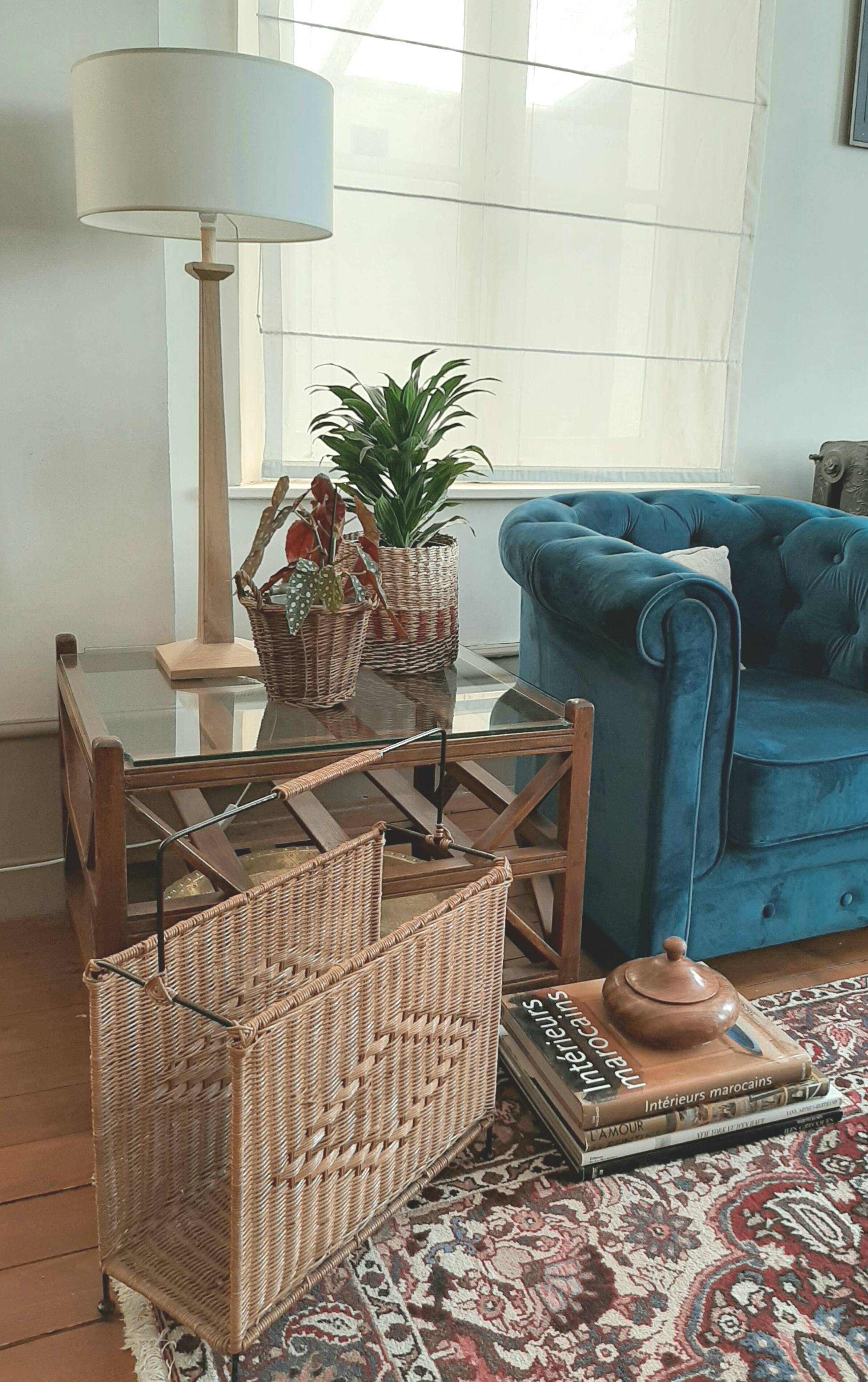 Door vintage rattan magazine