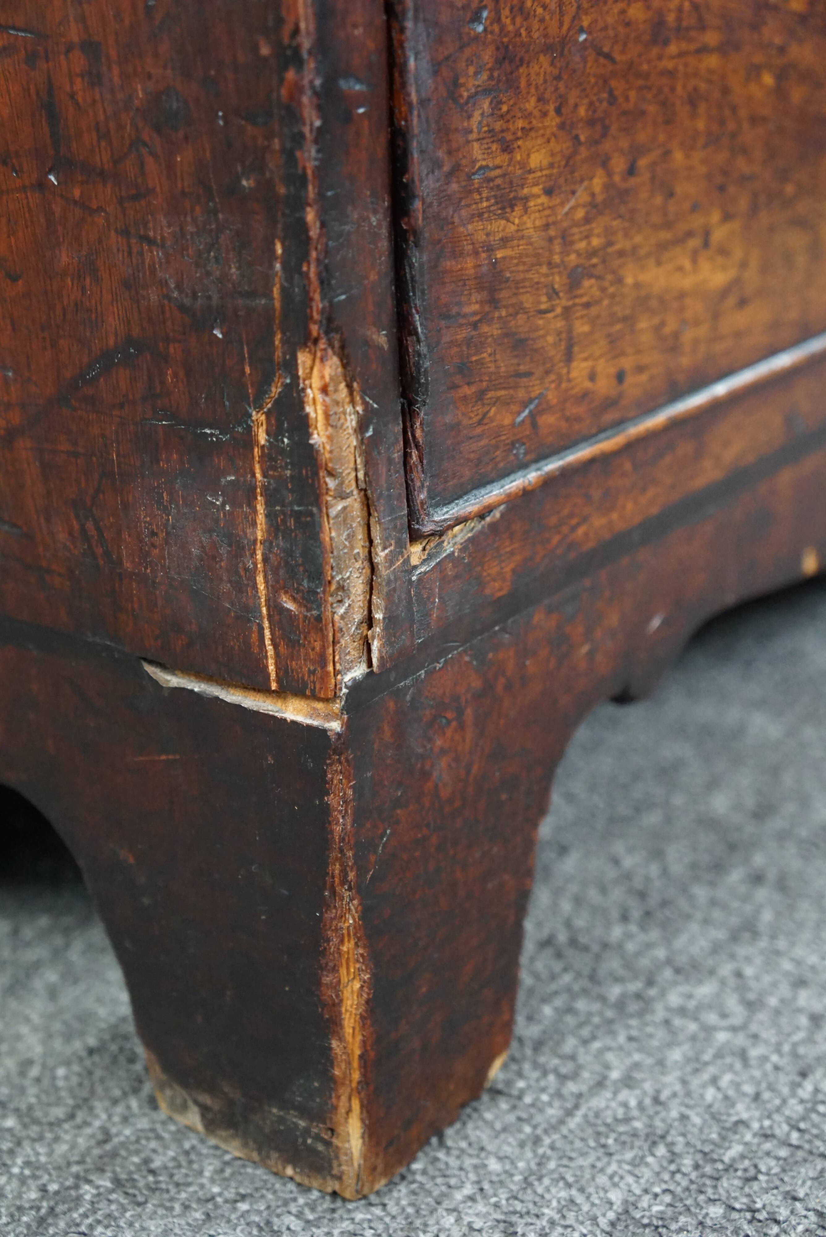 Commode antique anglaise robuste en acajou avec 5 tiroirs du milieu du 19ème siècle