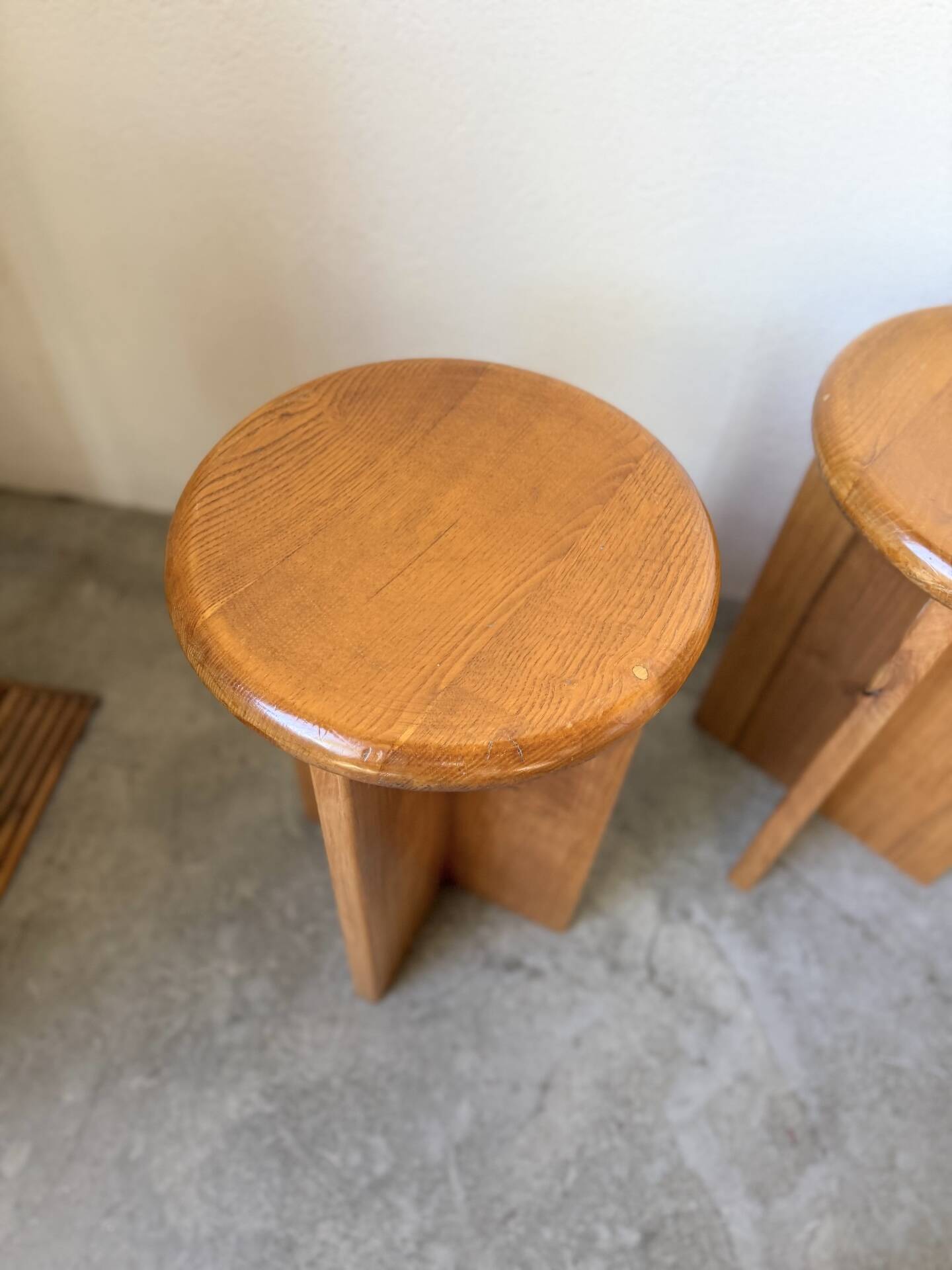 Set of 4 oak stools from the 1950s, constructivist style.