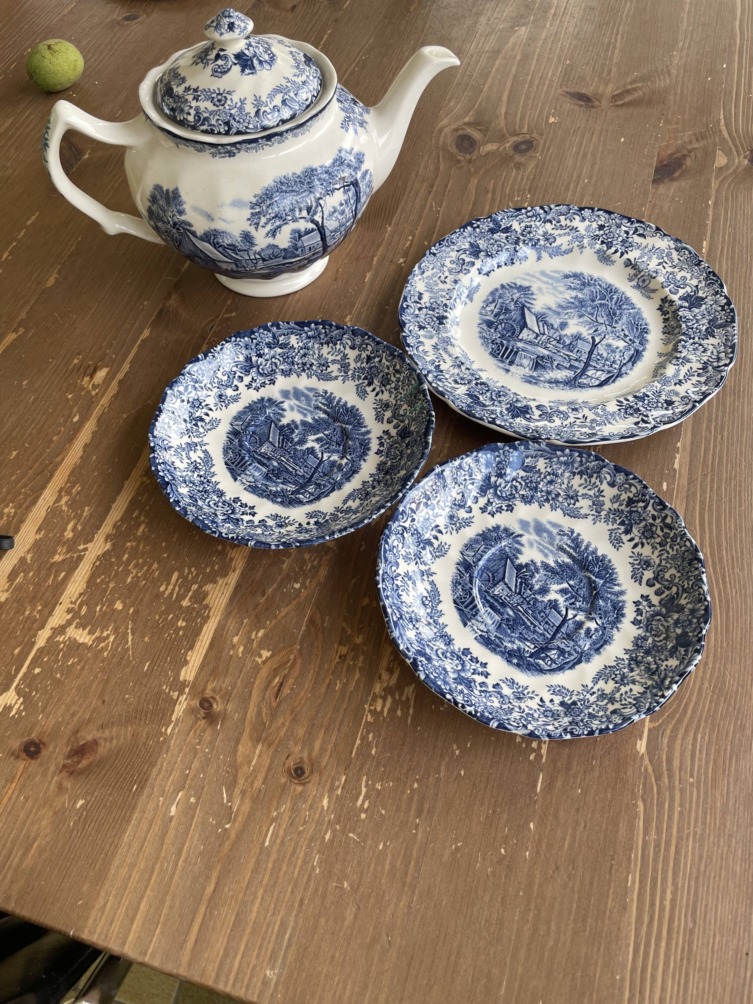Teapot set and mill stream dish