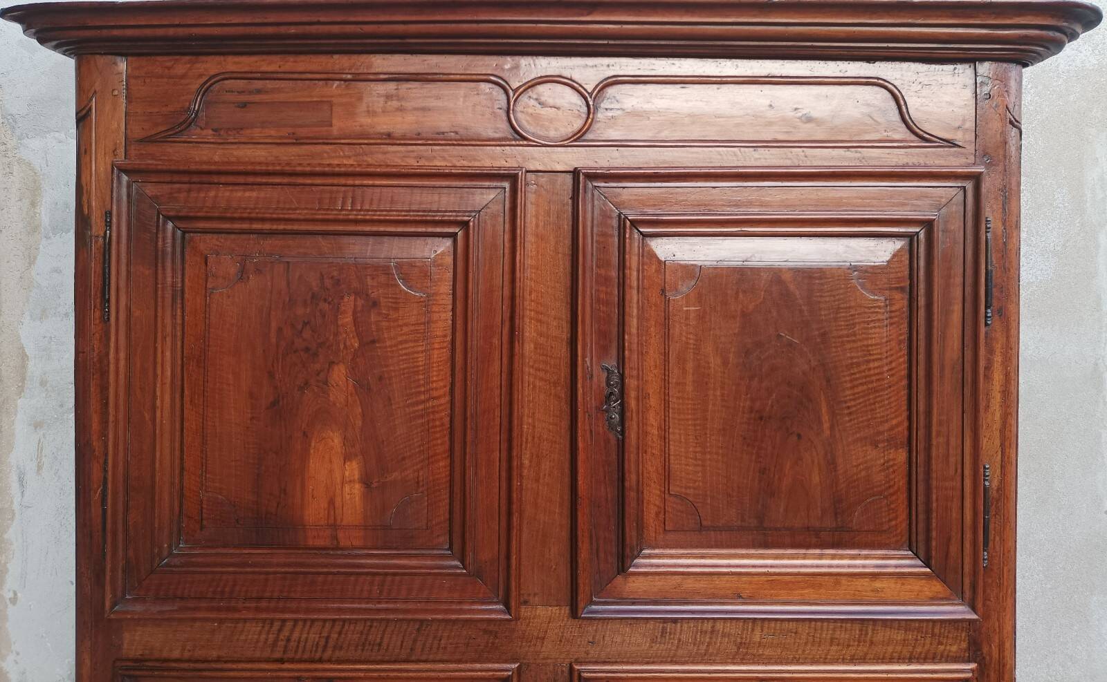 Louis XIV walnut buffet with 4 doors from the 18th century.