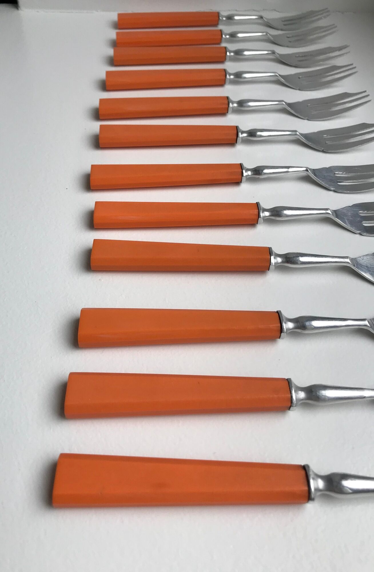 Set of 12 orange dessert forks in Bakelite and Tinplate 60s-70s
