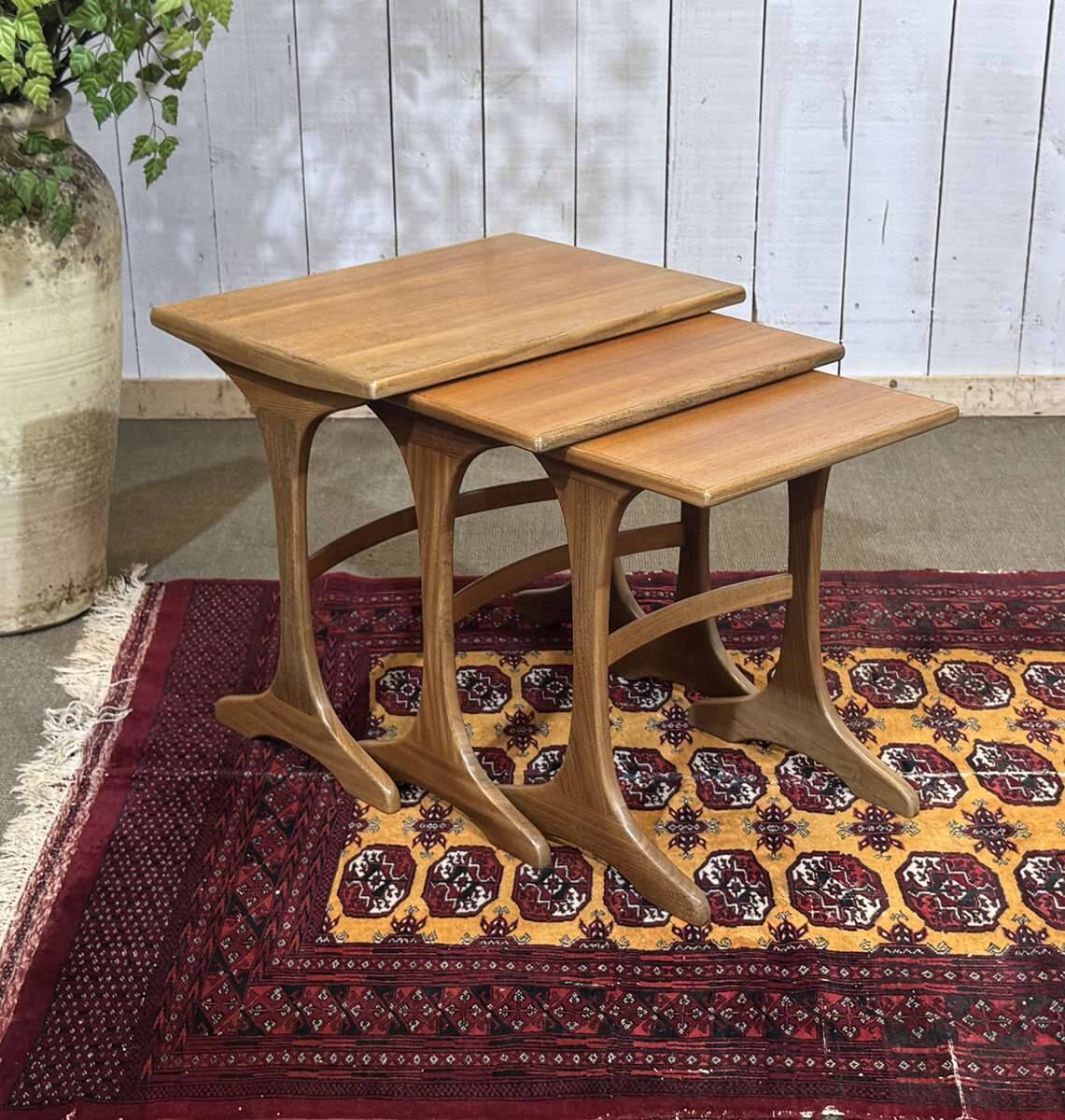 Suite de tables gigognes en teck des années 1970 de la marque GPlan