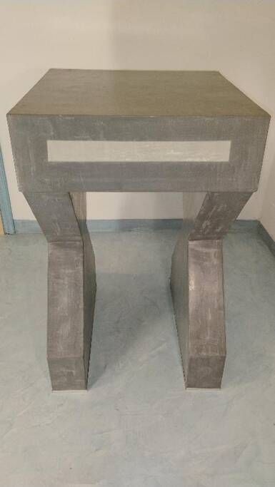 Pedestal / High side table in polished concrete – Unique artisan piece.